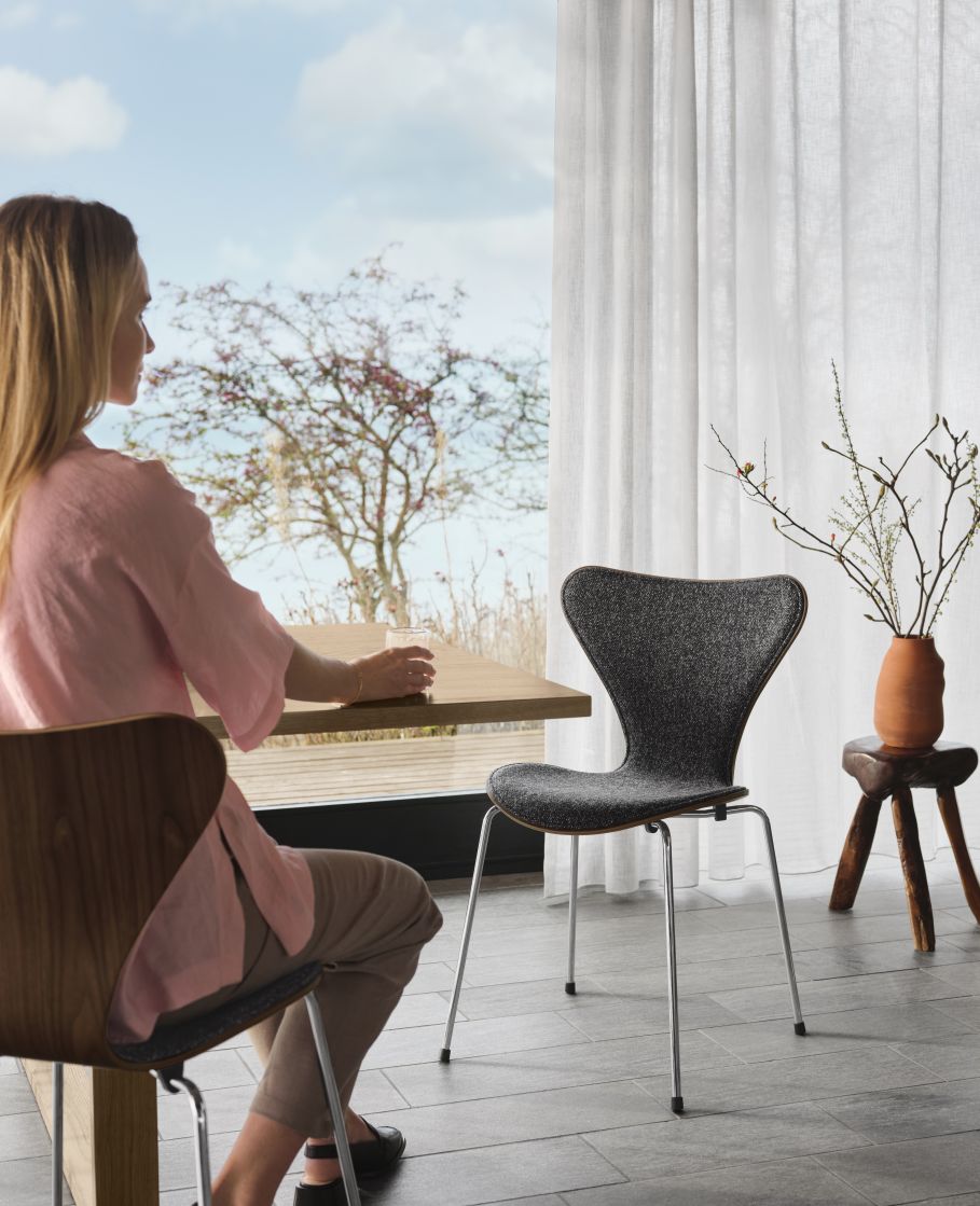 Siebener Stuhl von Fritz Hansen, Jubiläumsmodell mit Lederbezug in Kastanie, elegantes Design.