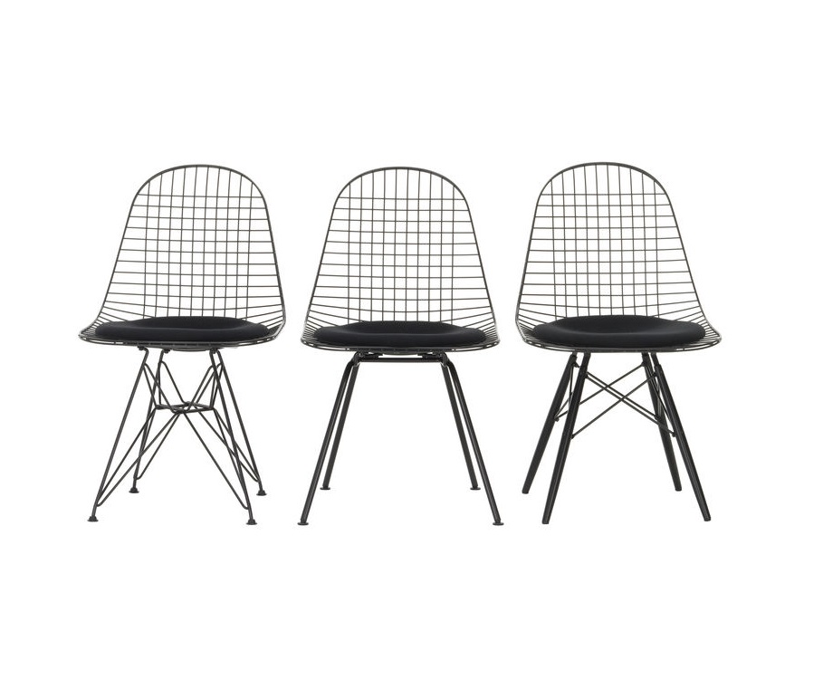 Drei schwarze DKW Wire Chairs von Vitra mit Sitzkissen, minimalistisches Design für Esszimmer und Büro.