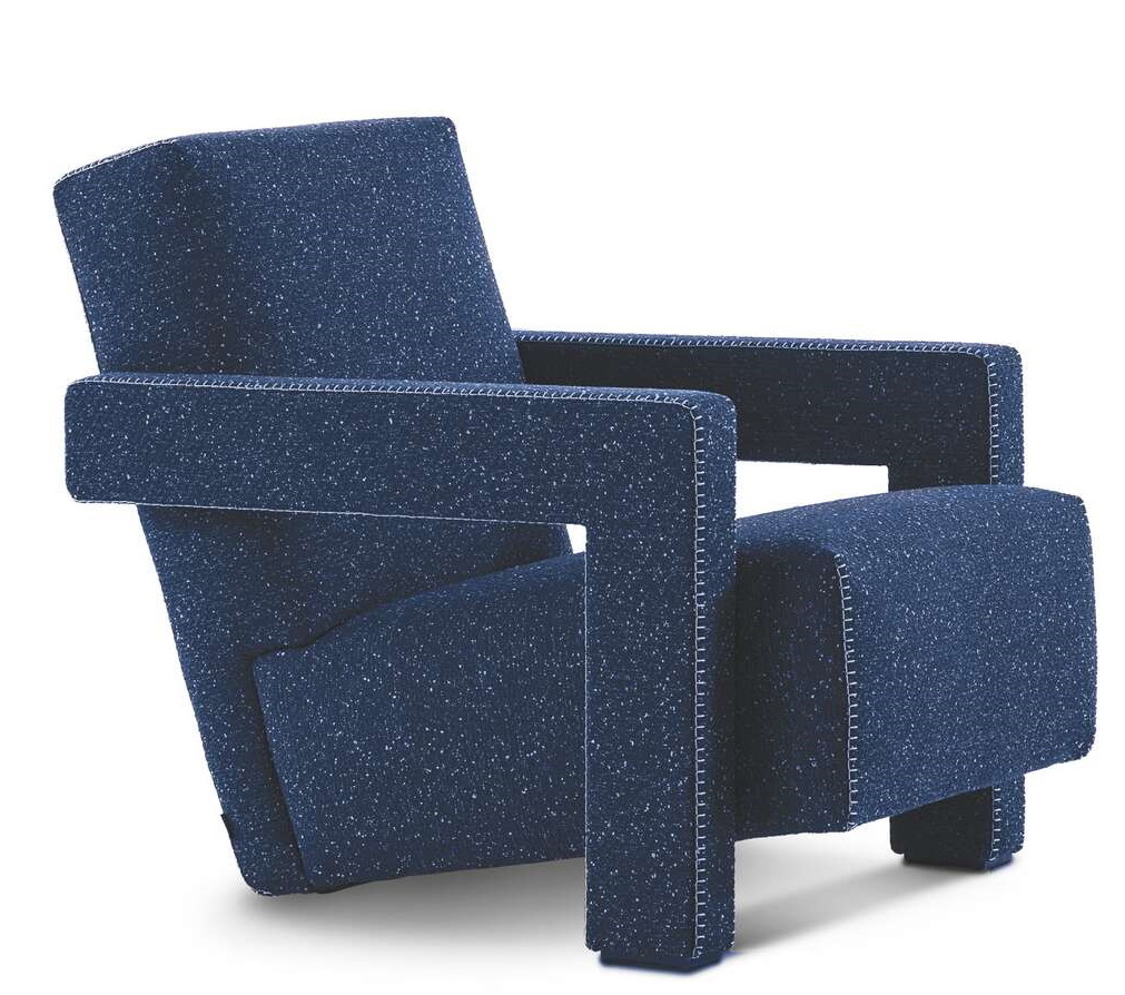 Blauer Cassina Utrecht Sessel mit Stoffbezug und markanten Steppnähten, ein Designklassiker für modernes Wohnen.