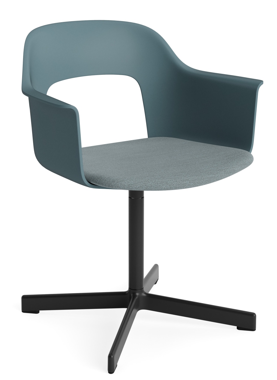 Layout Armchair 233 von Hay, blauer Armlehnstuhl mit grauem Sitzpolster und schwarzem Drehfuß.