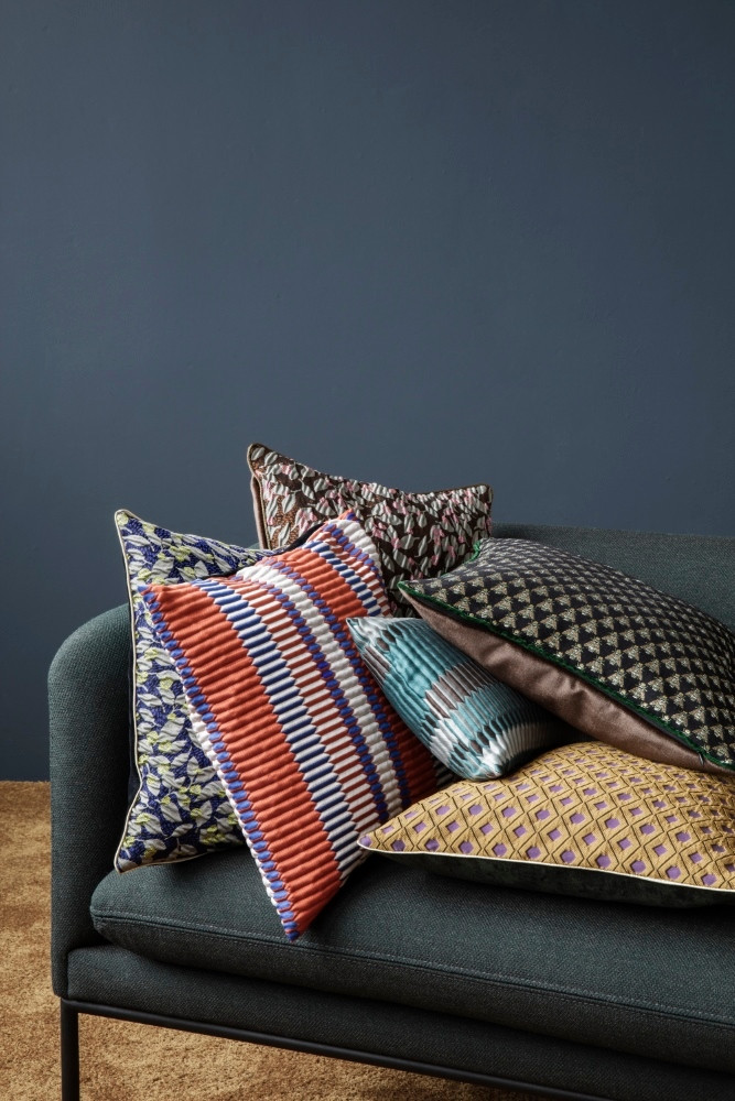 Dekorative Kissen auf einem Sofa: Verschiedene Muster und Farben für Wohnzimmer und Schlafzimmer.