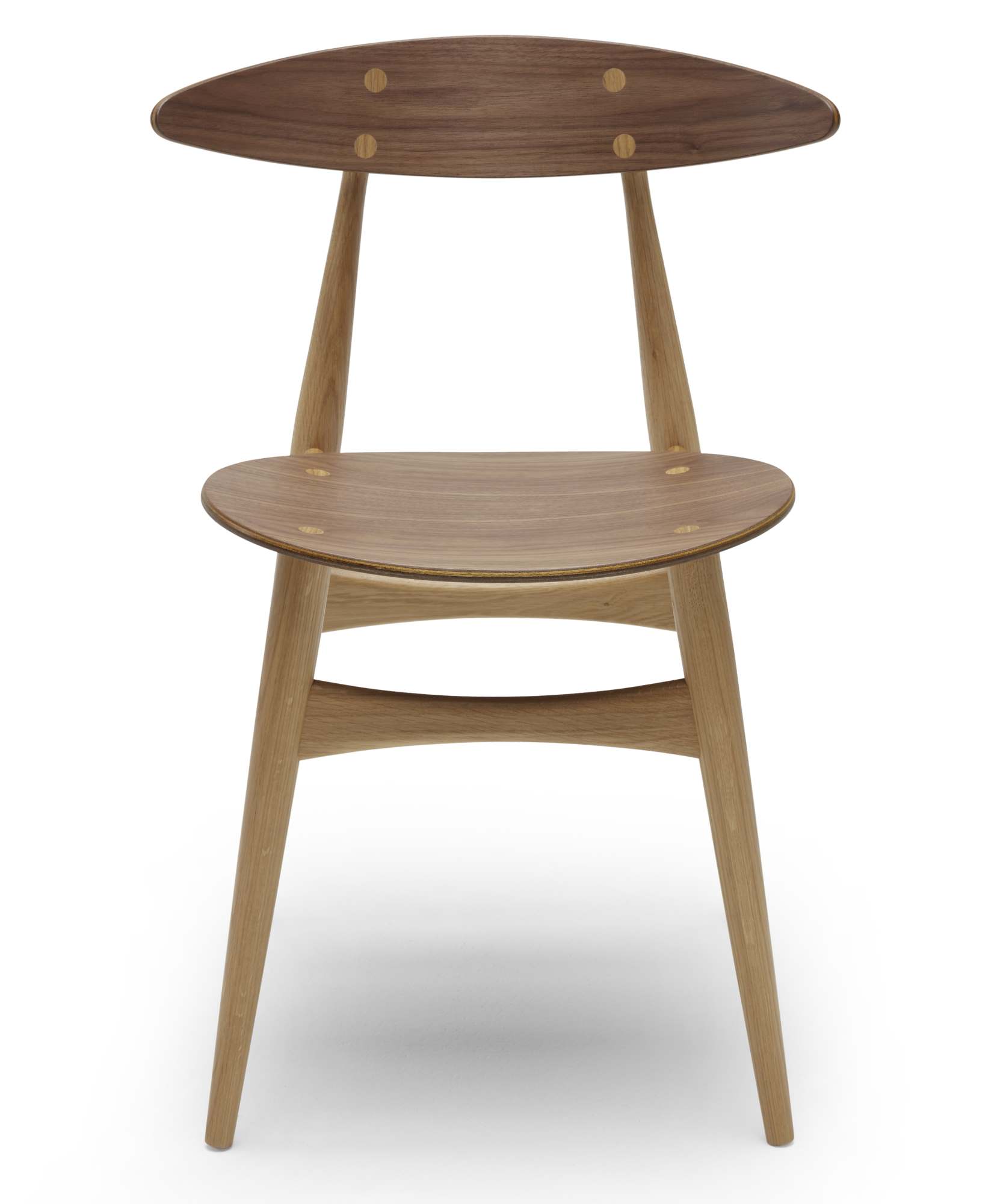 CH33 Stuhl von Carl Hansen: Holzstuhl, ungepolstert, mit runder Sitzfläche und geschwungener Rückenlehne.