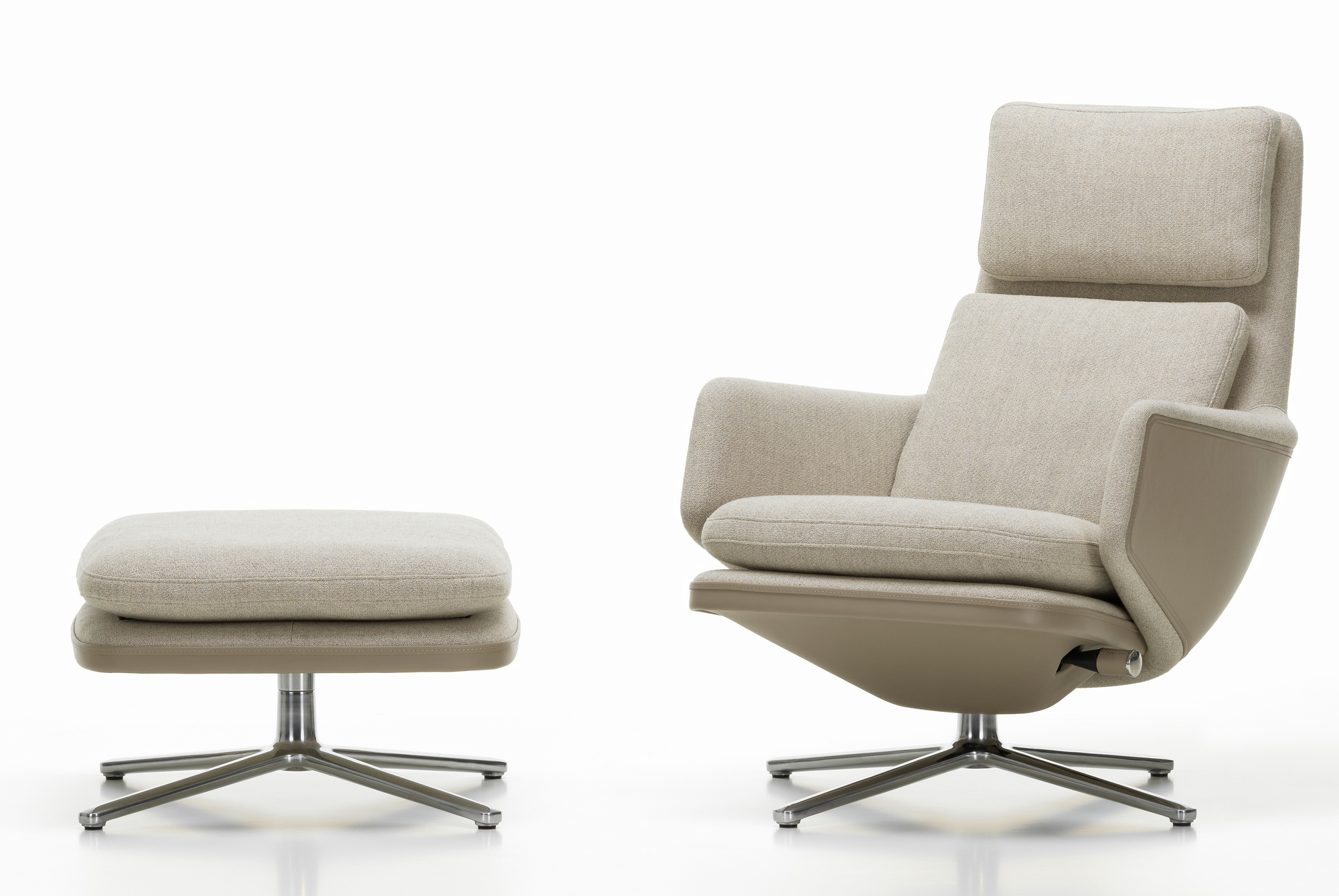 Vitra Grand Relax Sessel mit Ottoman in Stoff beige und Aluminiumfuß auf weißem Hintergrund.