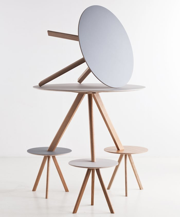 Stapel aus Hay Copenhague Table CPH 20 Beistelltischen, runde Tischplatten und Holzbeine.