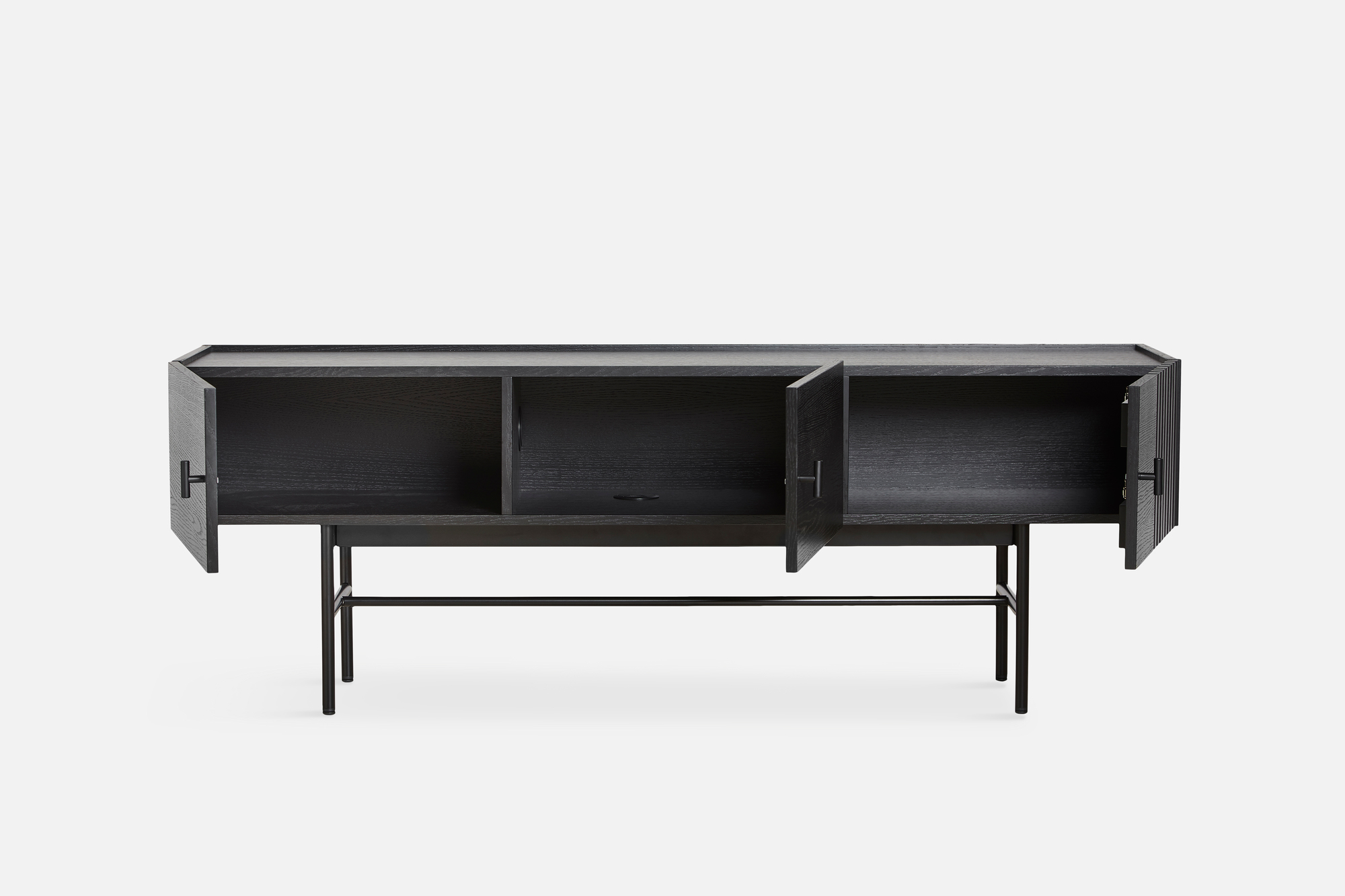 Schwarzes Array Sideboard von Woud (150cm) mit offenen Türen und filigranem Metallgestell.