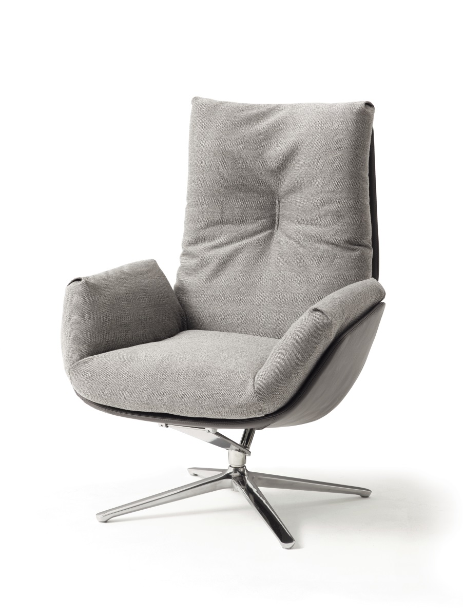 Grauer Cordia Lounge Drehsessel von Cor mit Stoffbezug und Metallfuß auf weißem Hintergrund.