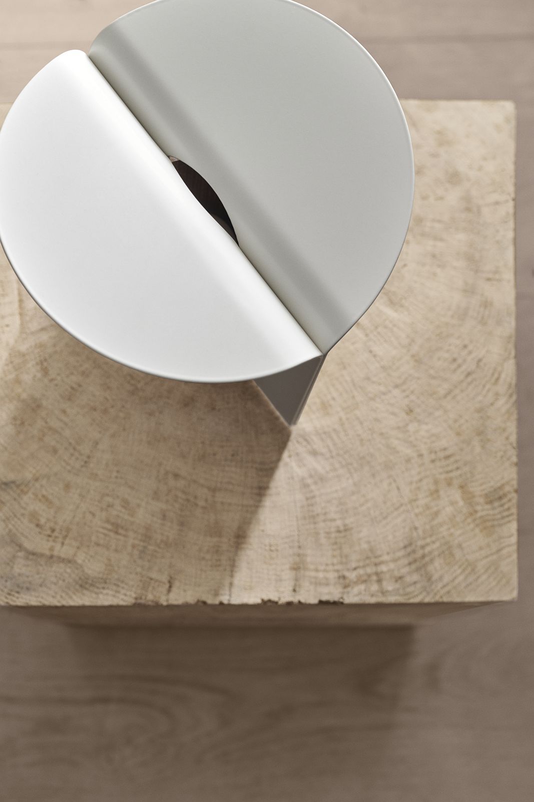 Draufsicht: Weiße RF200 Petal Lamp Tischleuchte von Carl Hansen & Søn auf Holzsockel.