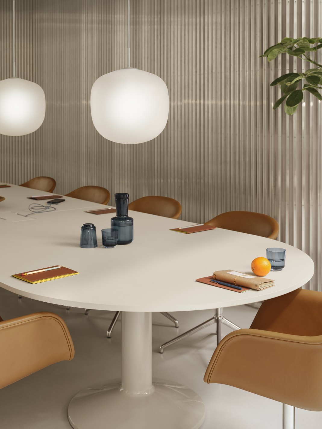 Detailaufnahme des Muuto Midst Conference Table, einem weißen Konferenztisch mit Stühlen und Accessoires.