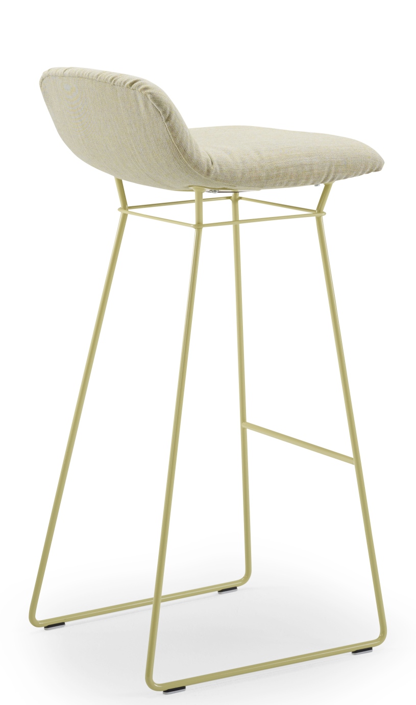 Leya Barhocker Low von Freifrau Manufaktur, gepolstert, mit filigranem Metallgestell in Beige.