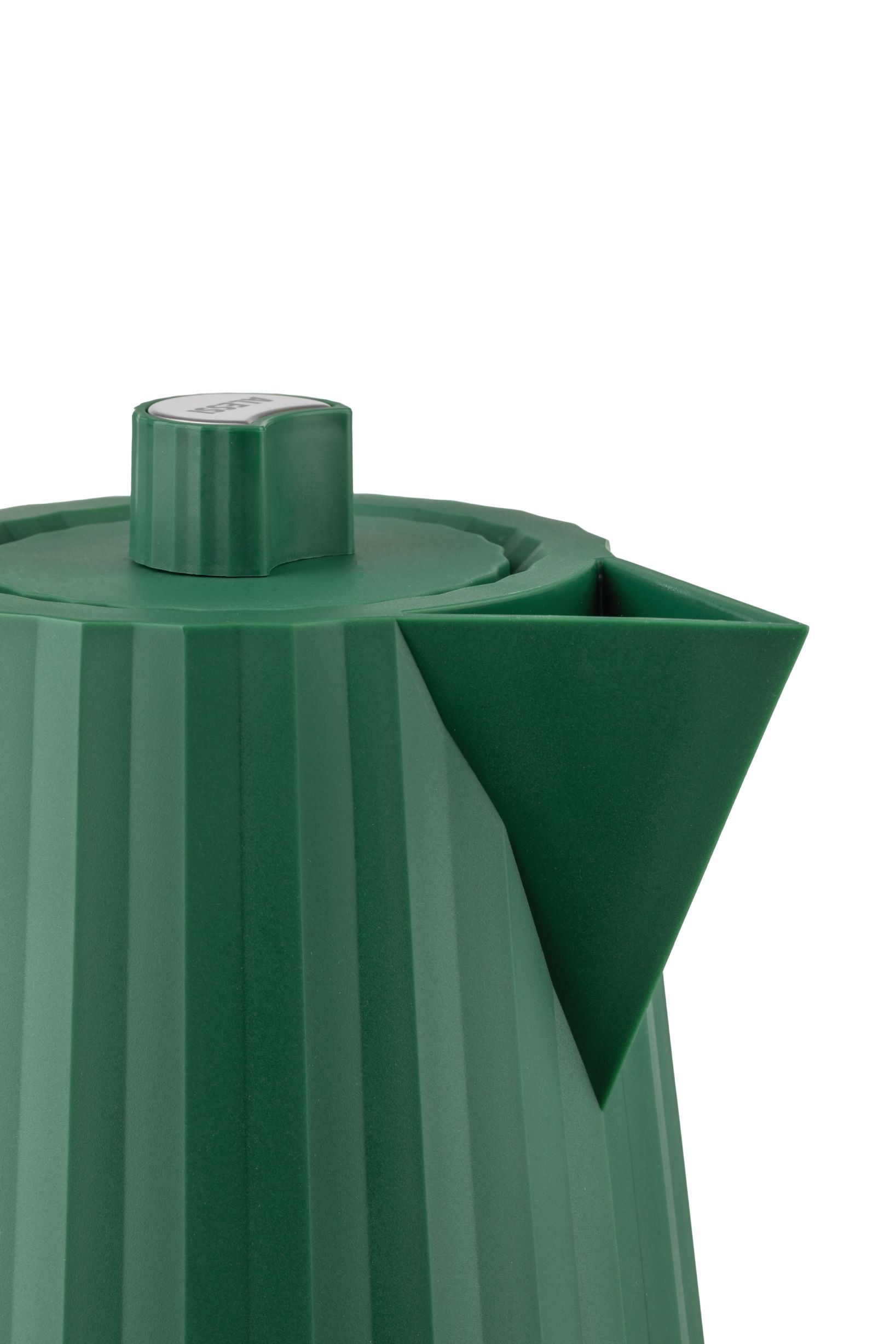 Detailaufnahme des grünen Alessi Plissé Wasserkochers mit markanter Faltstruktur und Ausguss.