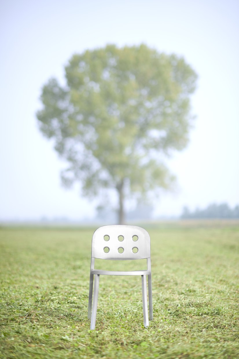 Emeco 1 Inch Aluminium Stuhl, stapelbarer Designstuhl aus Aluminium, minimalistisch und modern, im Grünen.
