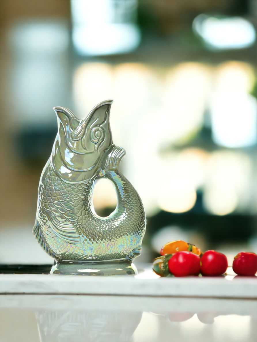 Nahaufnahme einer schimmernden Fischkanne aus Keramik, dekorative Küchenware, ideal als Geschenkidee.