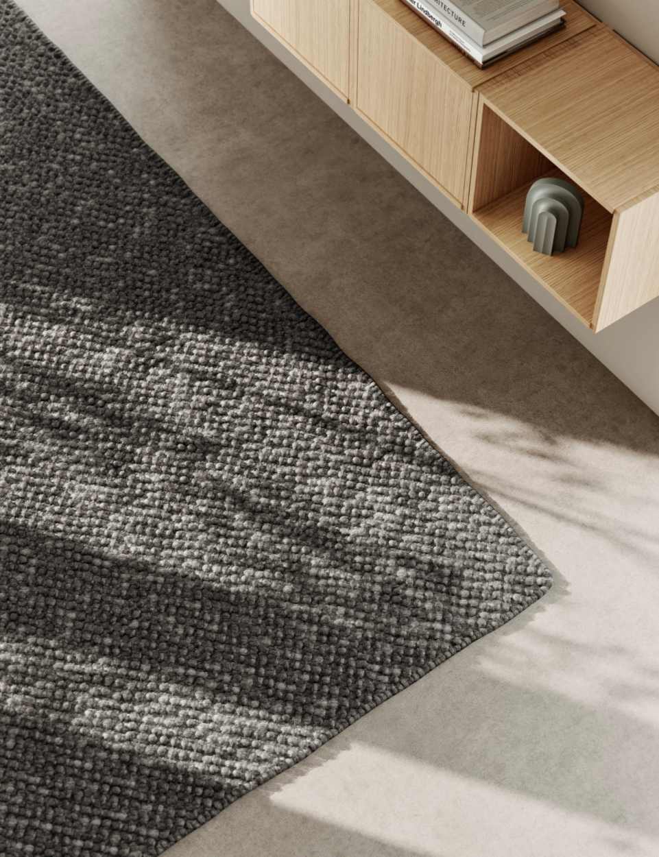 Detailaufnahme des Woud Bricks System Regals aus Holz, kombiniert mit einem grauen Teppich.
