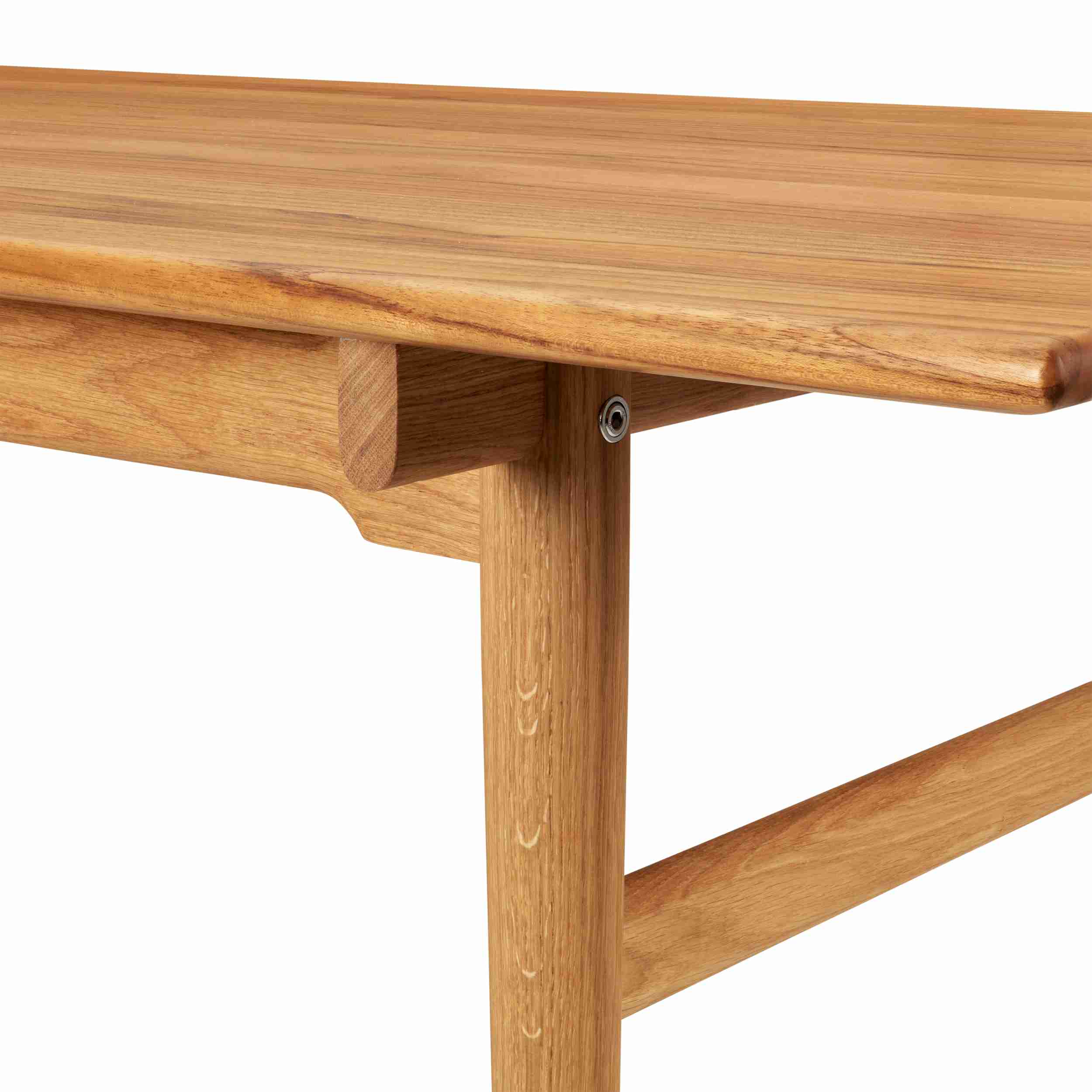 Detailaufnahme des CH327 Esstischs von Carl Hansen & Søn aus Teakholz, Fokus auf Tischbein und Tischplatte.