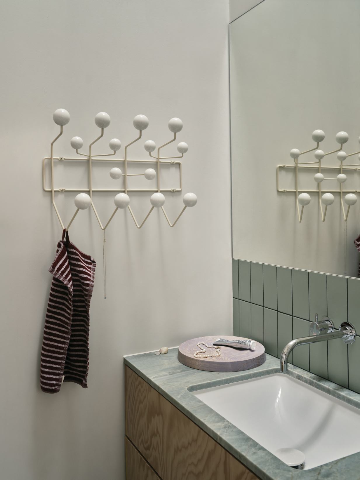 Eames Hang it all Garderobe in Warmweiss von Vitra im Badezimmer mit Handtuch.