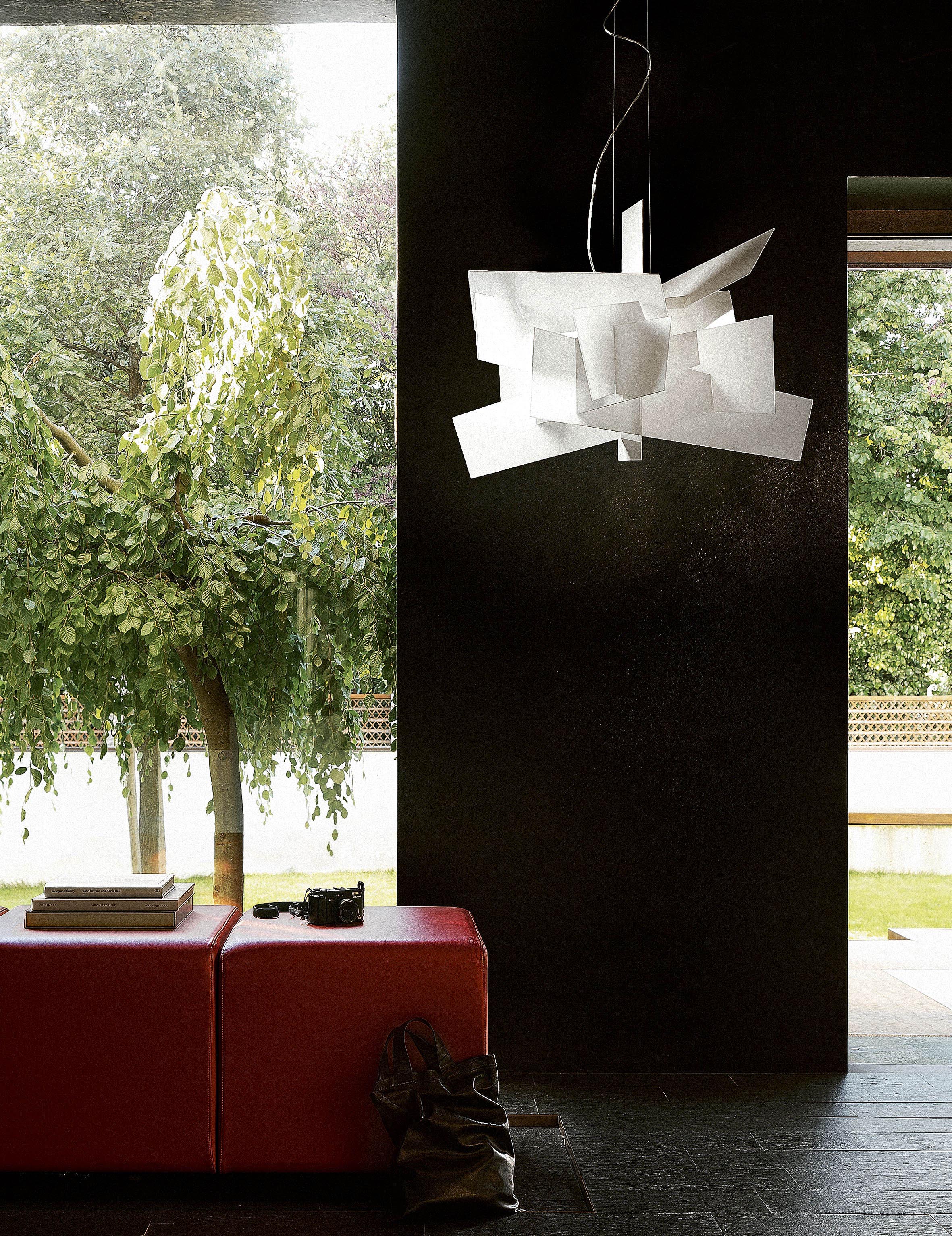 Big Bang LED Hängeleuchte von Foscarini: Moderne Designerlampe mit asymmetrischen, weißen Flächen.