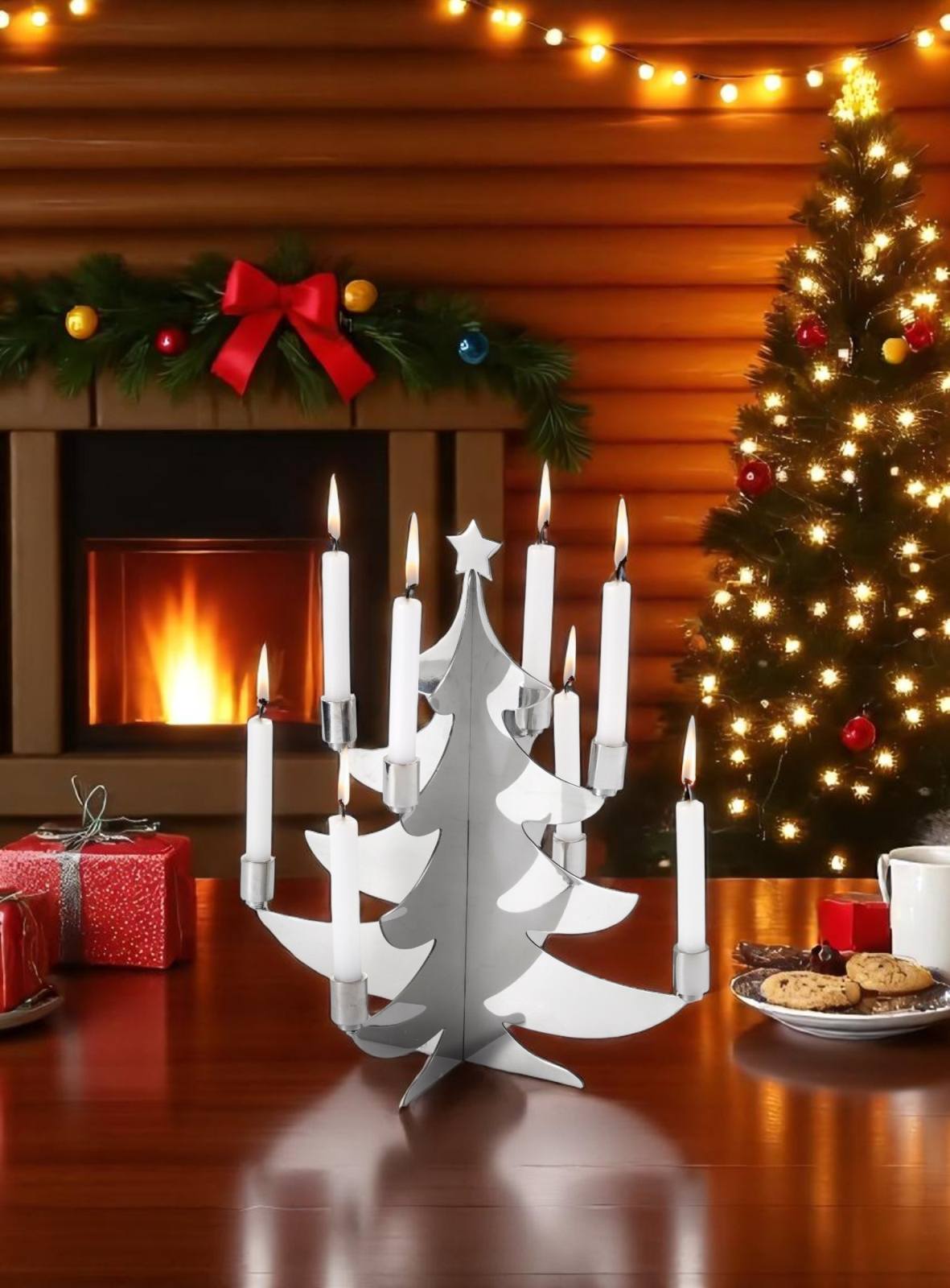 Philippi Grenoble Kerzenhalter Weihnachtsbaum aus Metall mit brennenden weißen Kerzen vor Kamin und Weihnachtsbaum.