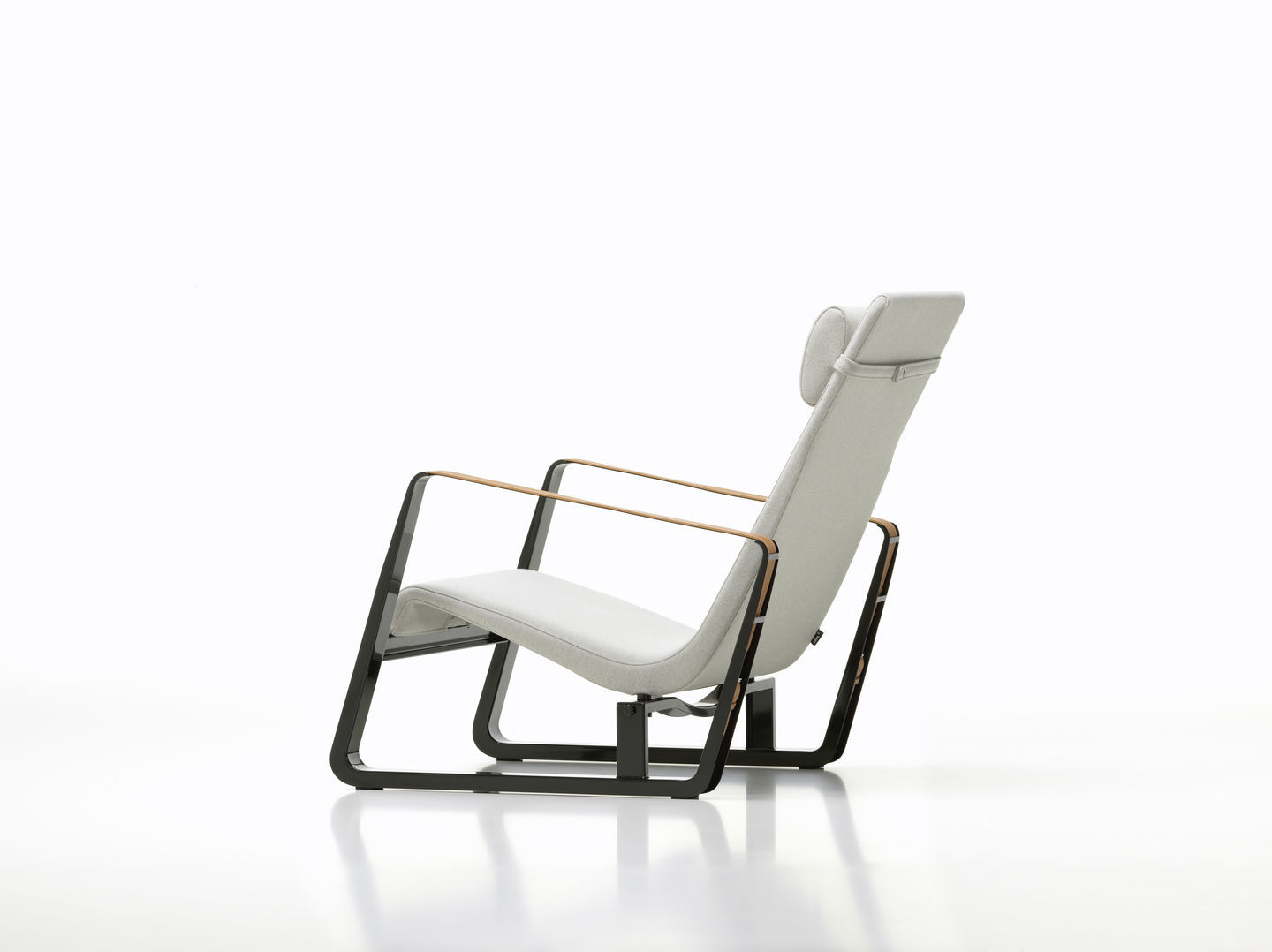 Vitra CitÈ Sessel, grauer Stoffbezug, schwarzes Metallgestell, Holzarmlehnen, moderner Lounge Sessel für Wohnzimmer.
