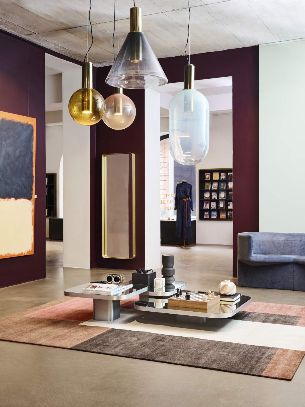 Innenaufnahme eines Wohnraums mit ClassiCon Bow Coffee Table, Design-Möbeln und dekorativen Elementen.
