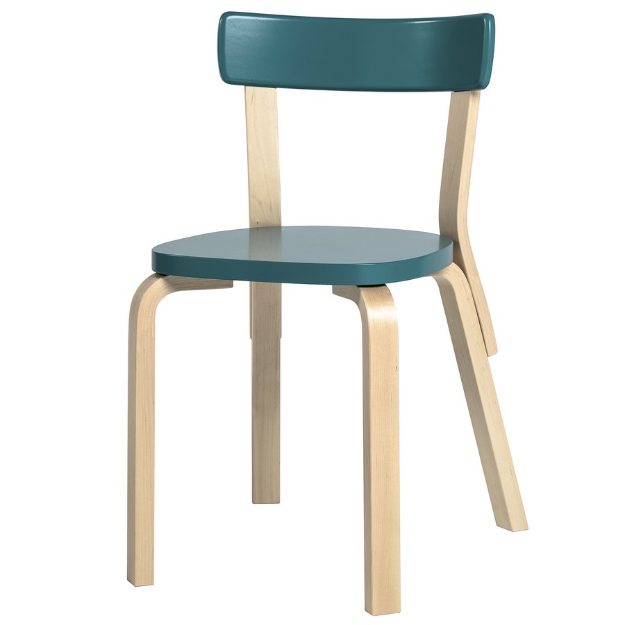 Artek Stuhl 69: Klassischer Holzstuhl mit türkisfarbener Sitzfläche und Rückenlehne, skandinavisches Design.