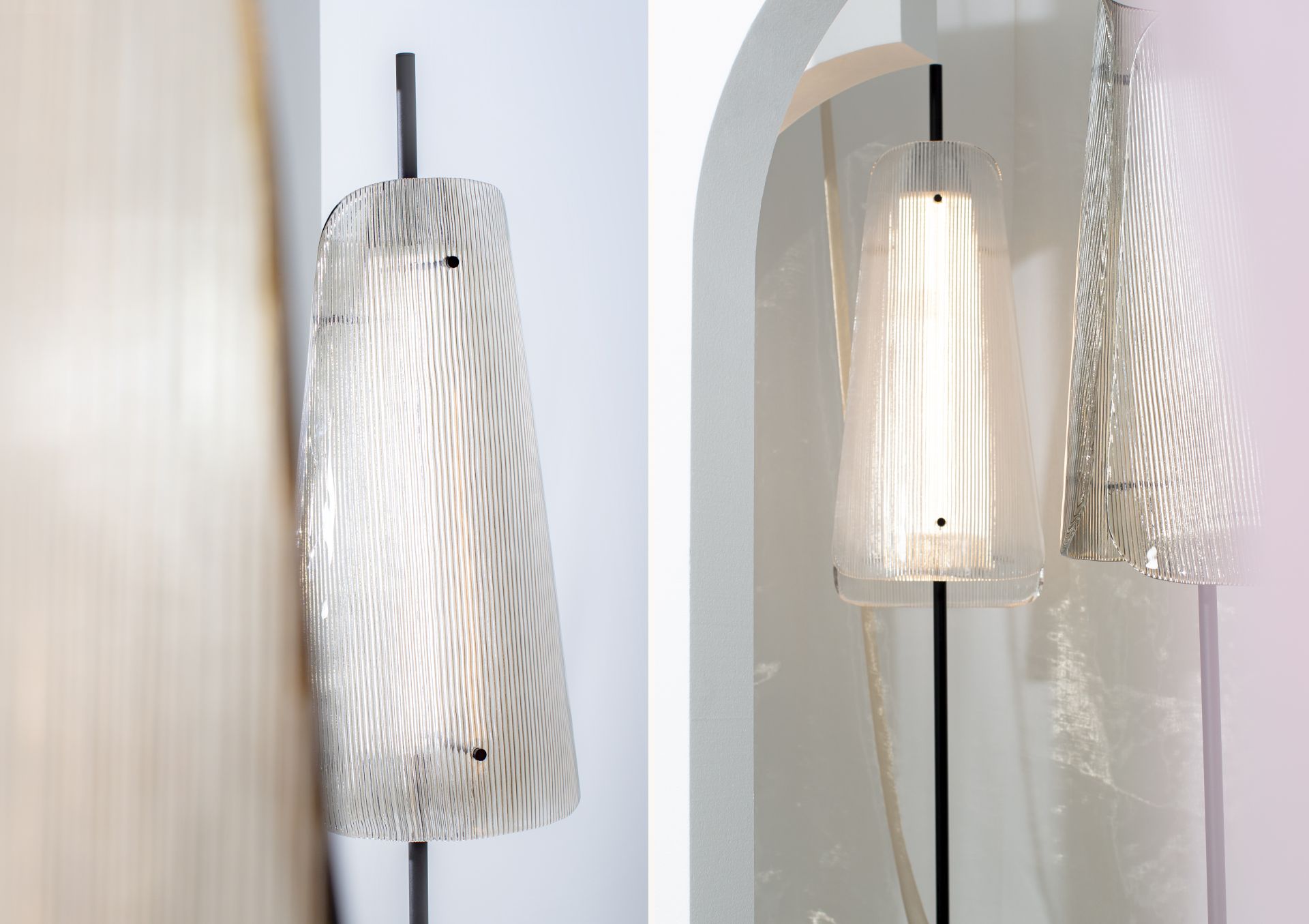 Nahaufnahme der Bent Two Stehleuchte von Pulpo mit LED, geripptes Glas, modernes Design.