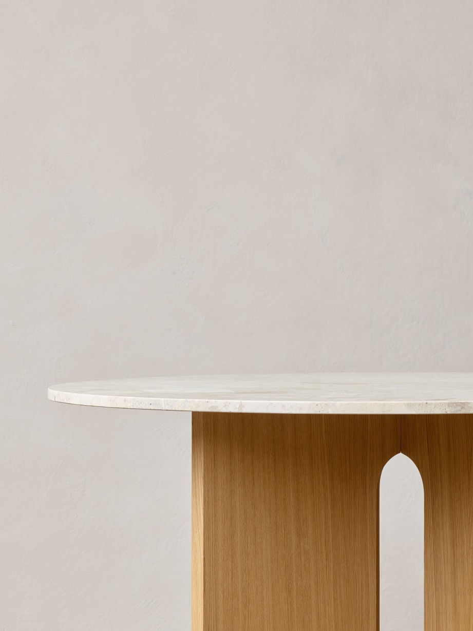 Detailaufnahme des Androgyne Dining Table Esstisches mit Sandsteinplatte und Eiche Gestell von Audo.