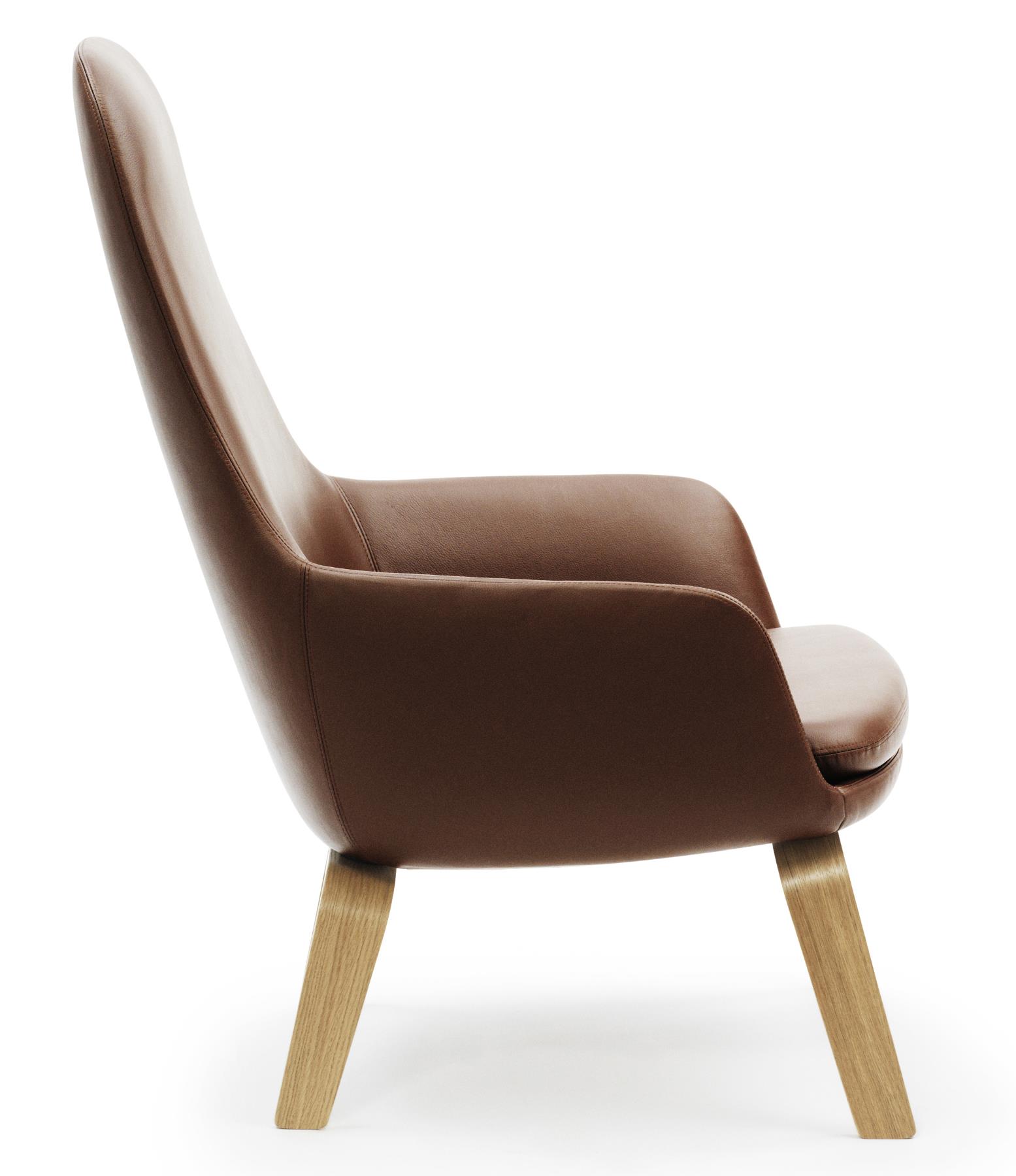 Era Lounge Chair von Normann Copenhagen, hoch, braunes Leder, Holzbeine, Seitenansicht.