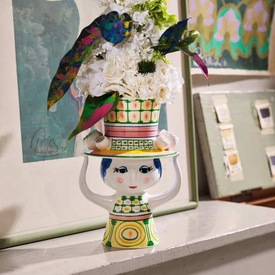 Detailansicht der Bjorn Wiinblad "Lady with Hat" Vase, eine dekorative Keramikvase mit Blumen.