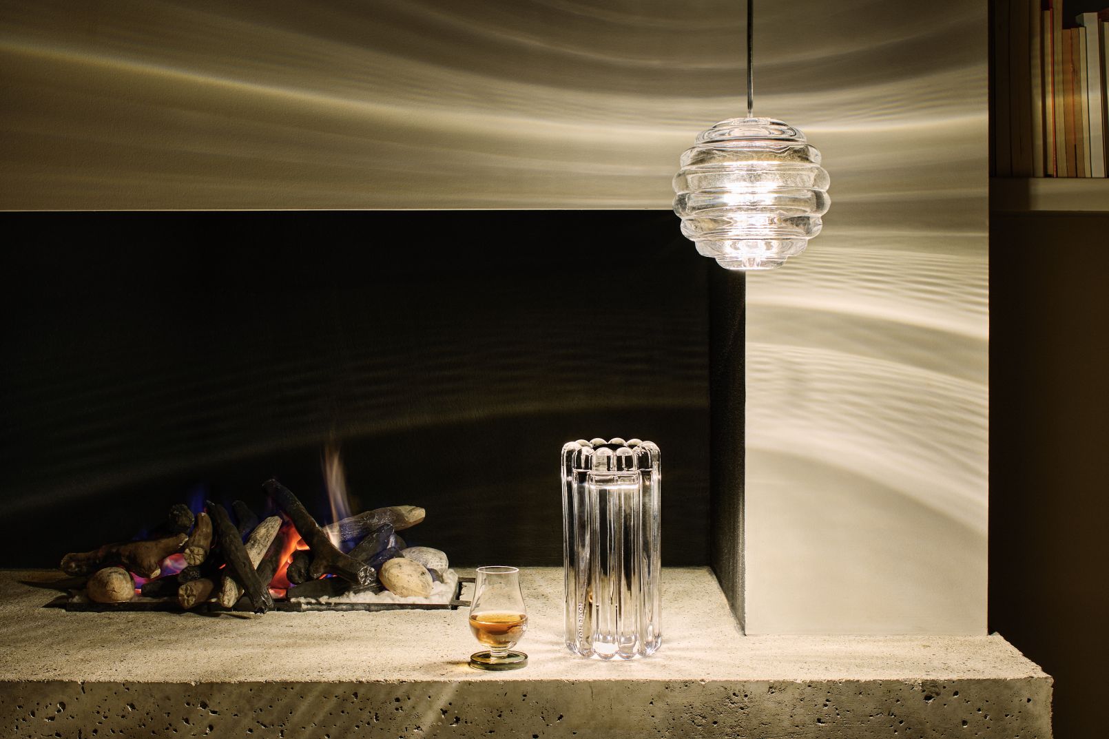 Tom Dixon Press Mini Pendelleuchte Sphere über Kamin mit Dekoration, stimmungsvolle Beleuchtung im Wohnzimmer.