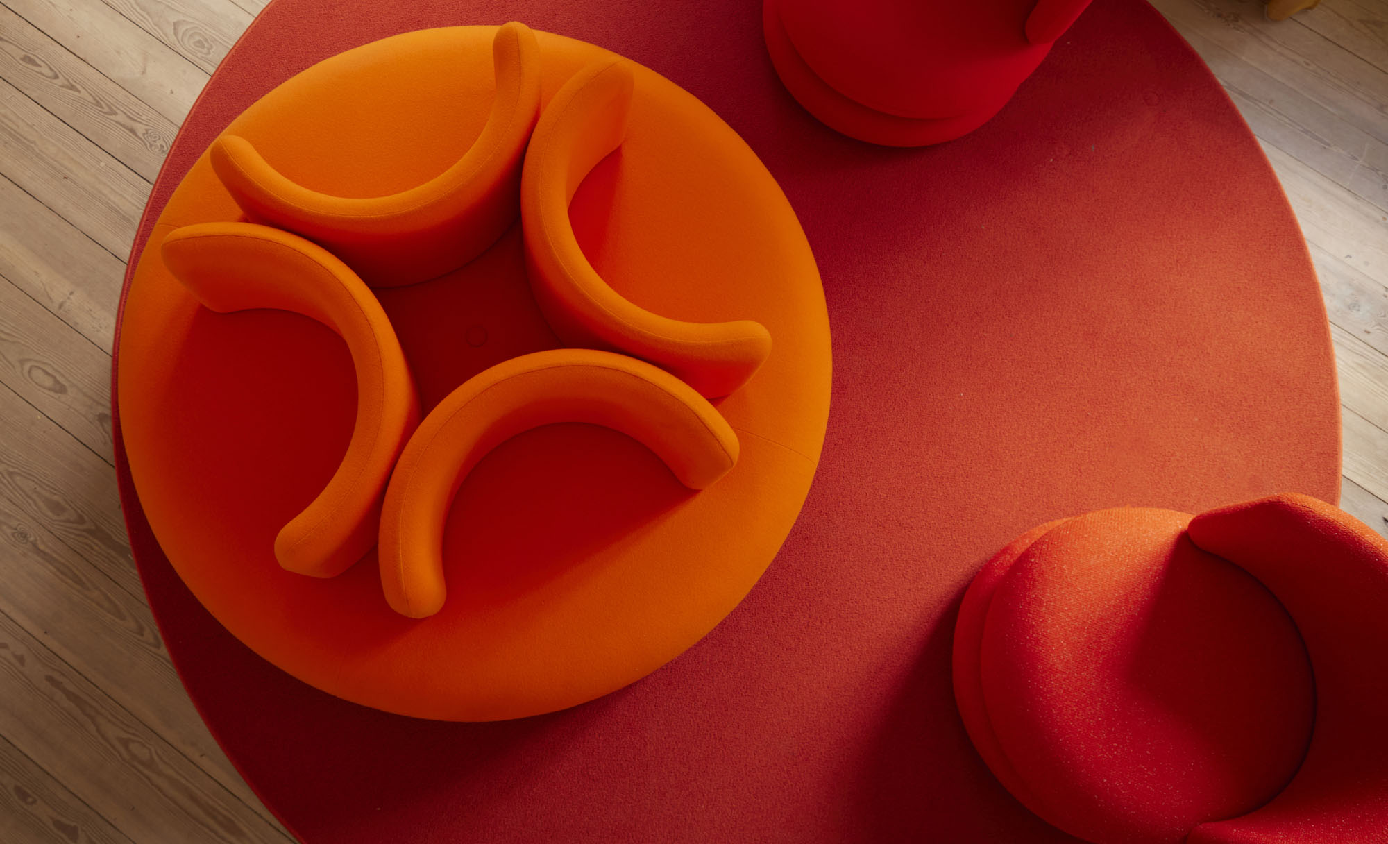 Orangefarbenes Easy Sofa von Verpan, modulares Design mit runden Formen und roten Teppich für Wohnzimmer.