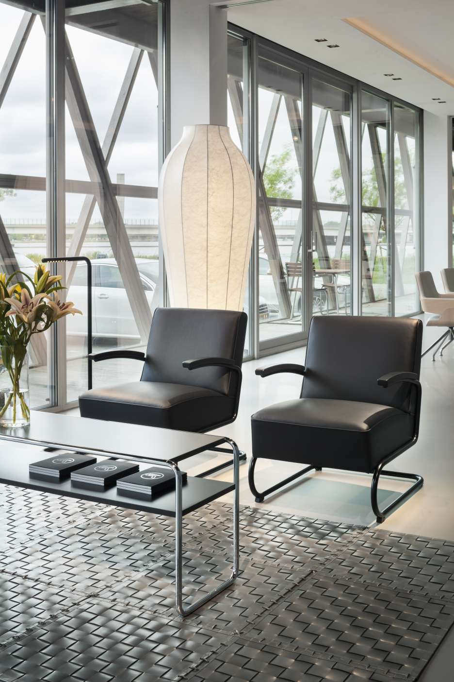 B 10/1 Thonet Beistelltisch aus Stahlrohr, klassisches Design, schwarze Tischplatte und verchromtes Gestell im Interieur.