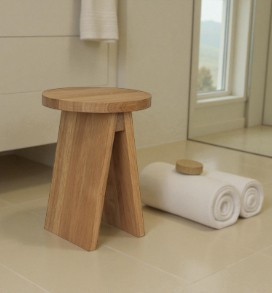 Hocker klein EK01 e15 aus geöltem Eichenholz, ideal als Sitzhocker oder Beistelltisch im Badezimmer.