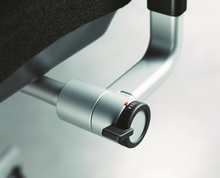 Detailaufnahme: Armlehne mit Verstellmechanismus des Steelcase Please Bürostuhls. Ergonomischer Drehstuhl.