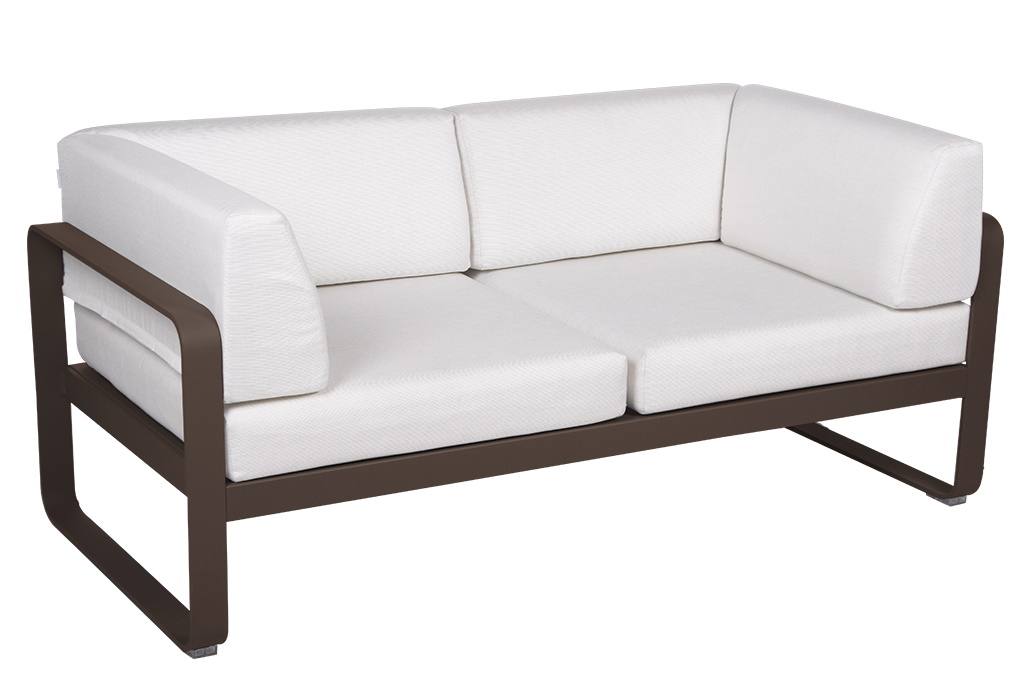Bellevie 2-Sitzer Outdoor Sofa von Fermob mit weißer Polsterung und braunem Aluminiumgestell für Garten und Terrasse.