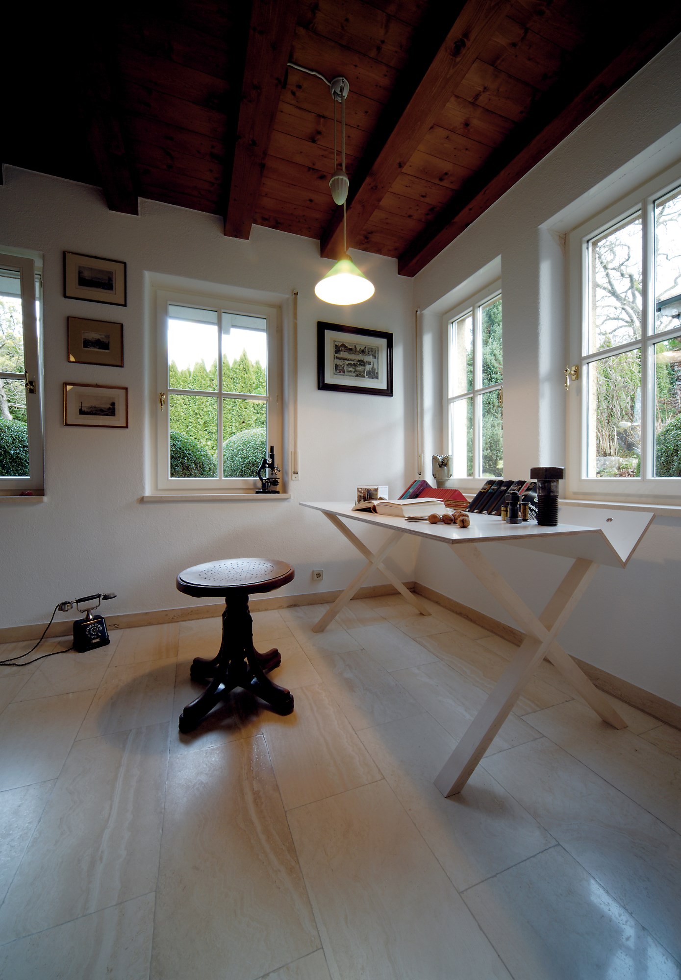 Heller Raum mit Moormann Schreibtisch Nils, Bücher, Lampe und Fenster für inspirierendes Homeoffice.