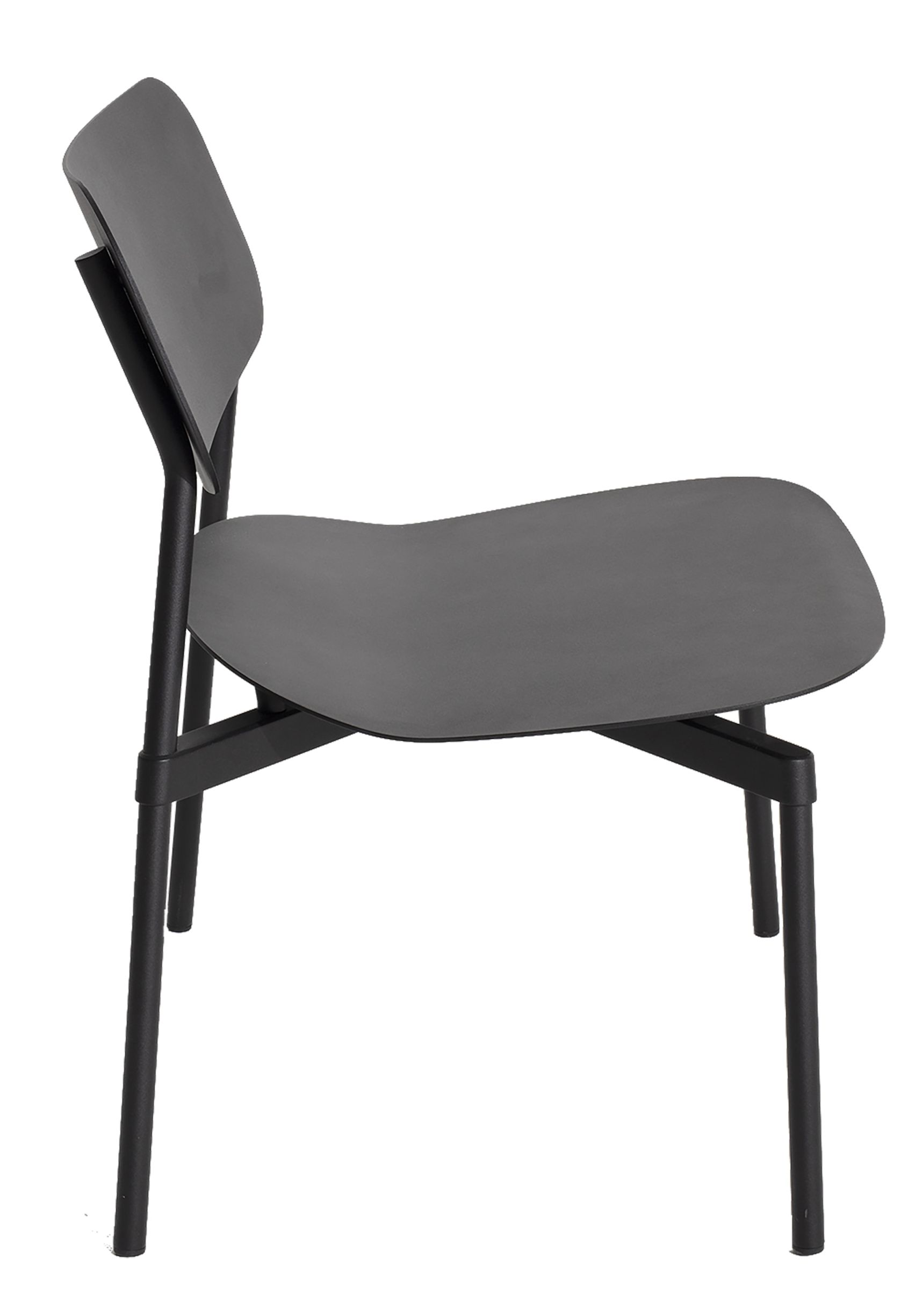 Seitenansicht des grauen Fromme Lounge Chair Sessels von Petite Friture mit schwarzem Gestell.