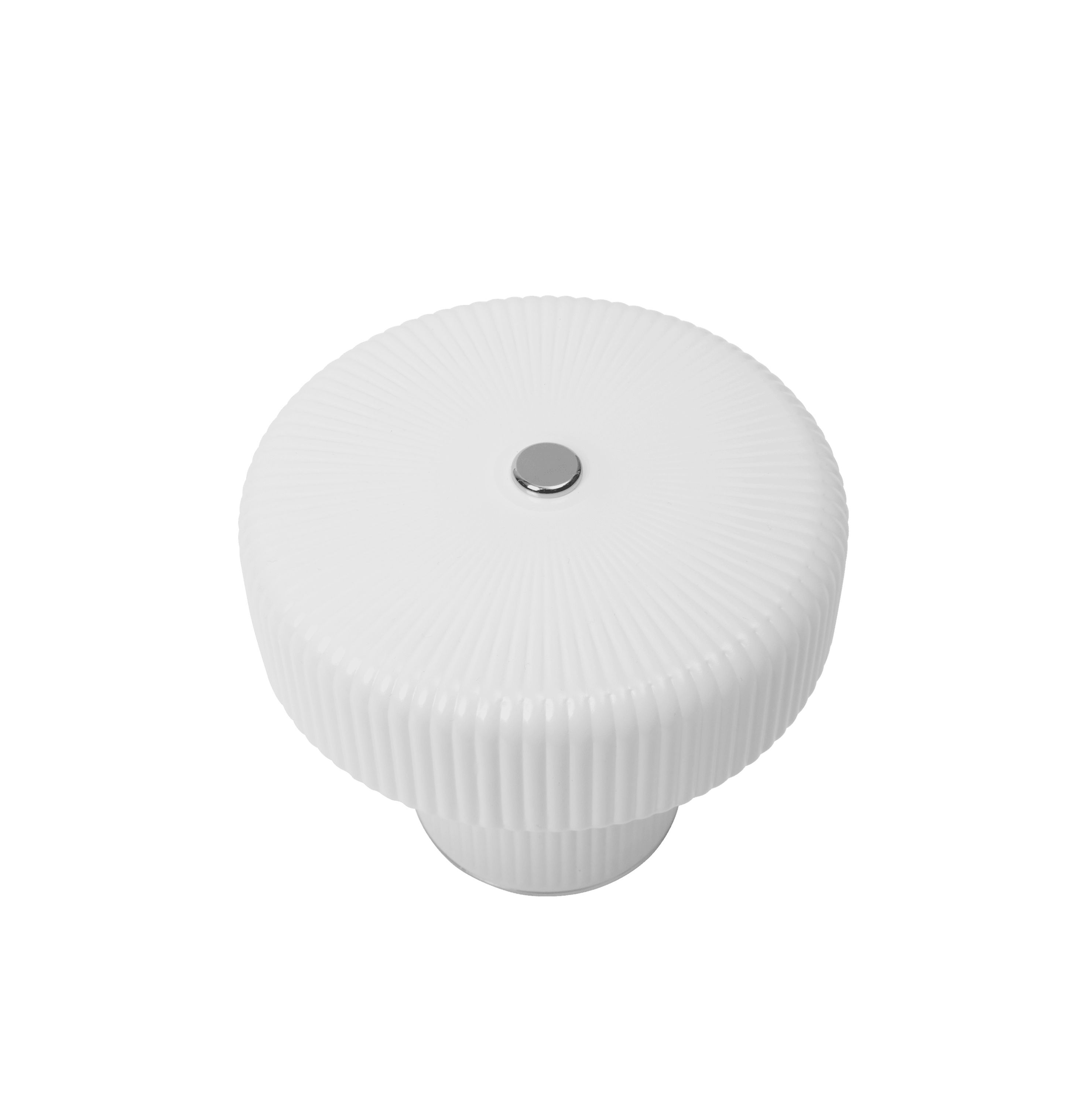 Weiße Ripple Tischleuchte von Ferm Living mit gerippter Oberfläche und silberfarbenem Knopf.