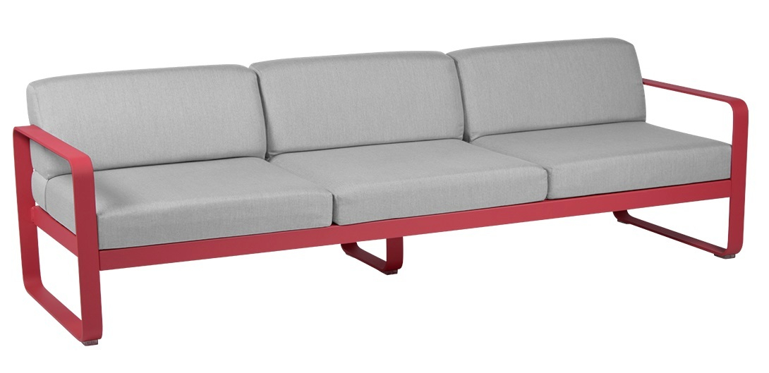 Bellevie Outdoor Sofa von Fermob, 3-Sitzer in Rot mit grauen Kissen für den Garten.