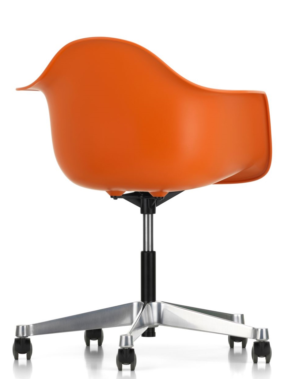 Oranger Eames Plastic Arm Chair PACC Stuhl von Vitra mit Rollen und silbernem Fußkreuz, seitliche Ansicht.