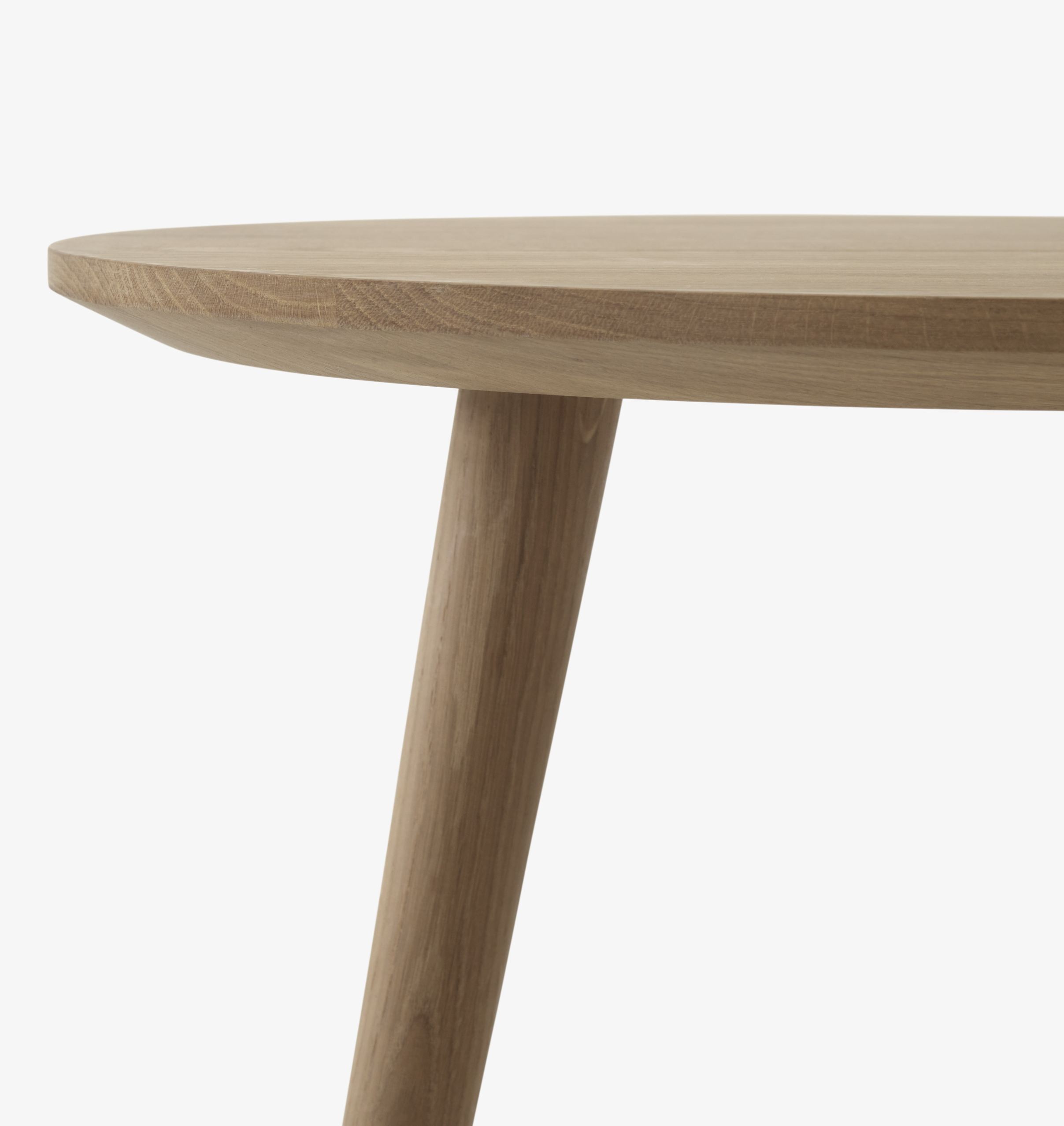Detailaufnahme des AndTradition In Between Tisch SK3 aus Eiche, runder Holztisch mit drei Beinen.