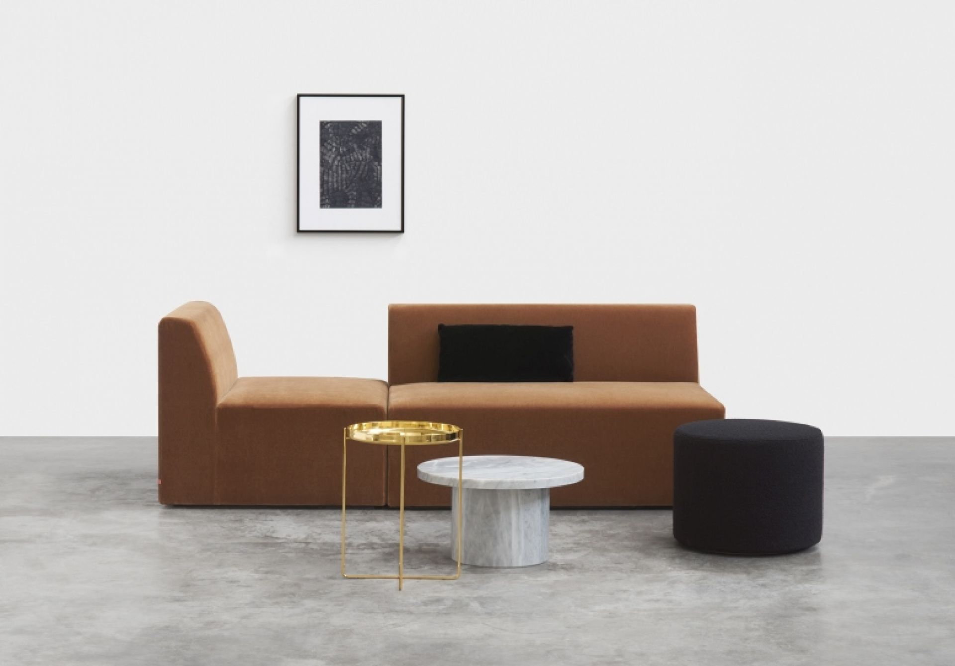 Braunes modulares Sofa mit schwarzen Kissen, Beistelltischen aus Marmor und Gold, sowie schwarzem Hocker.
