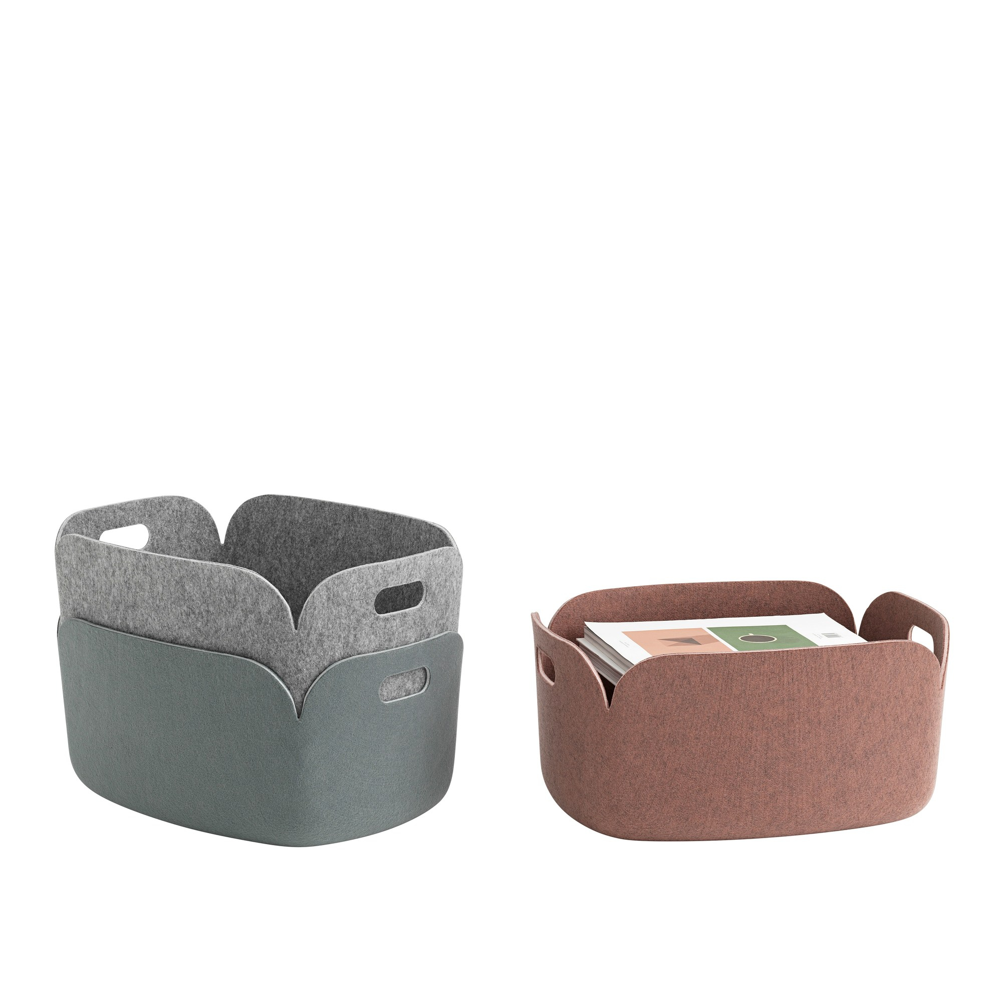 Zwei Muuto Restore Aufbewahrungskörbe aus Filz in Grau und Rosa, einer mit Zeitschriften.