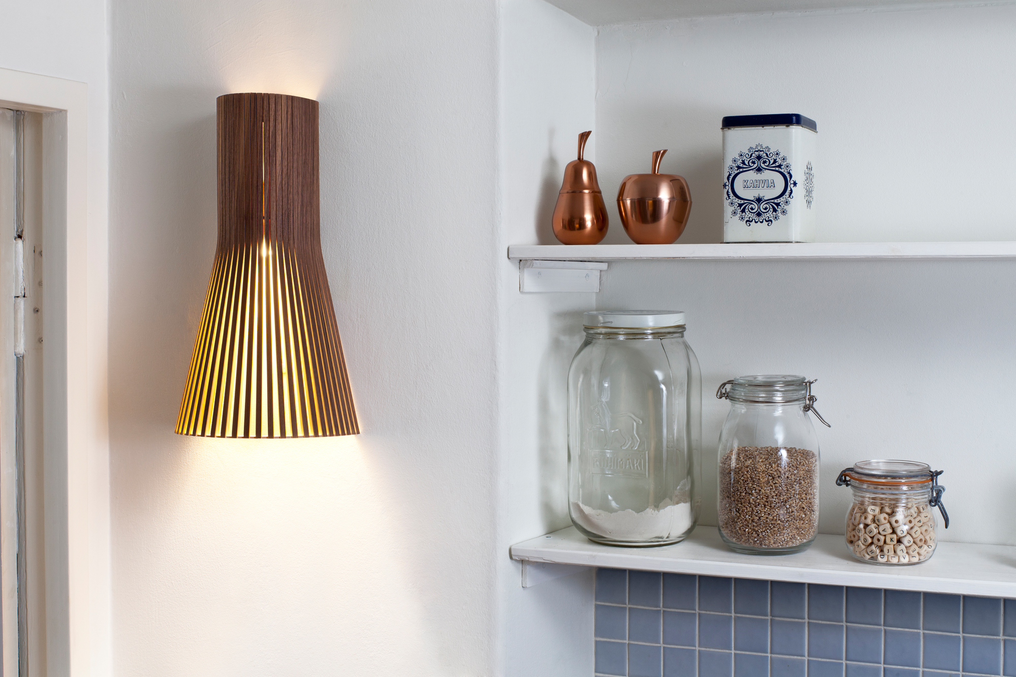 Secto Small 4231 Wandleuchte in Schwarz, modernes Design aus Holz, warmes Licht.