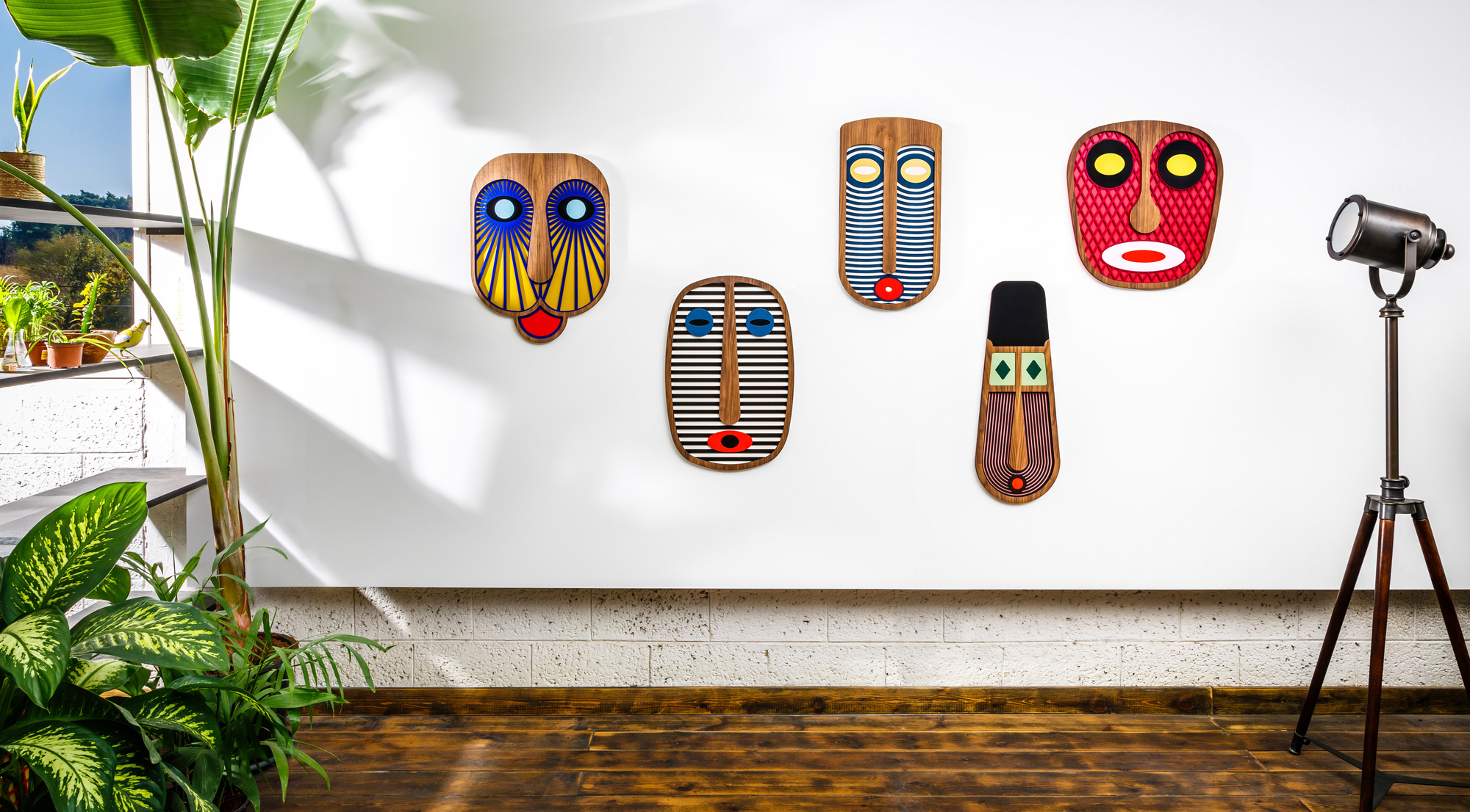 Wandbild mit fünf modernen, afrikanisch inspirierten Holzmasken von Umasqu als einzigartige Wanddekoration.