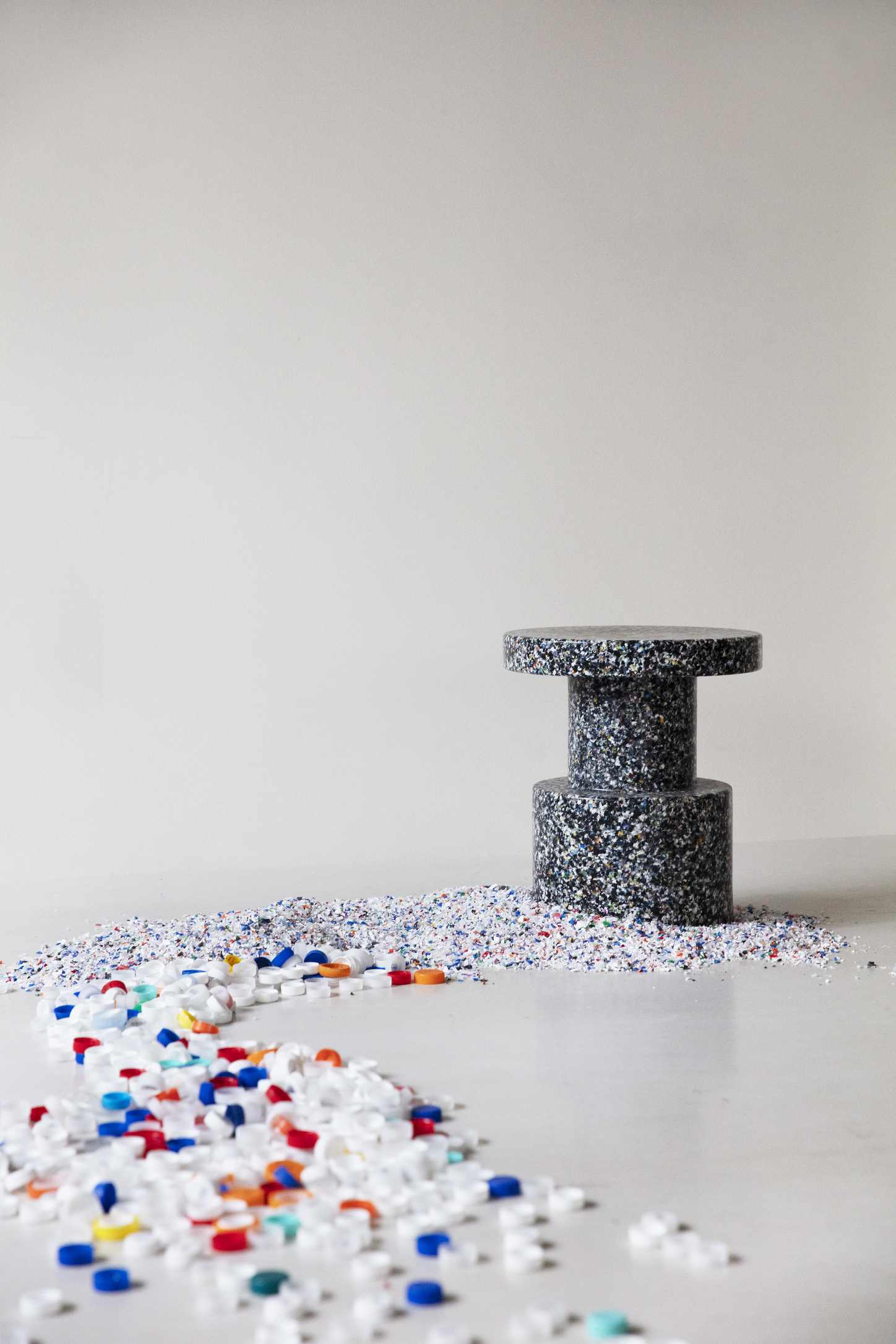 Normann Copenhagen Bit Stool Hocker aus recyceltem Kunststoff mit bunten Plastikdeckeln im minimalistischen Design.