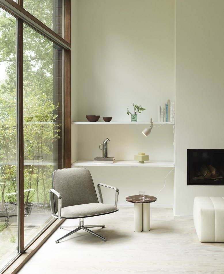 Moderner Wohnraum mit Normann Copenhagen Dit Coffee Table Beistelltisch aus Marmor und einem Sessel.