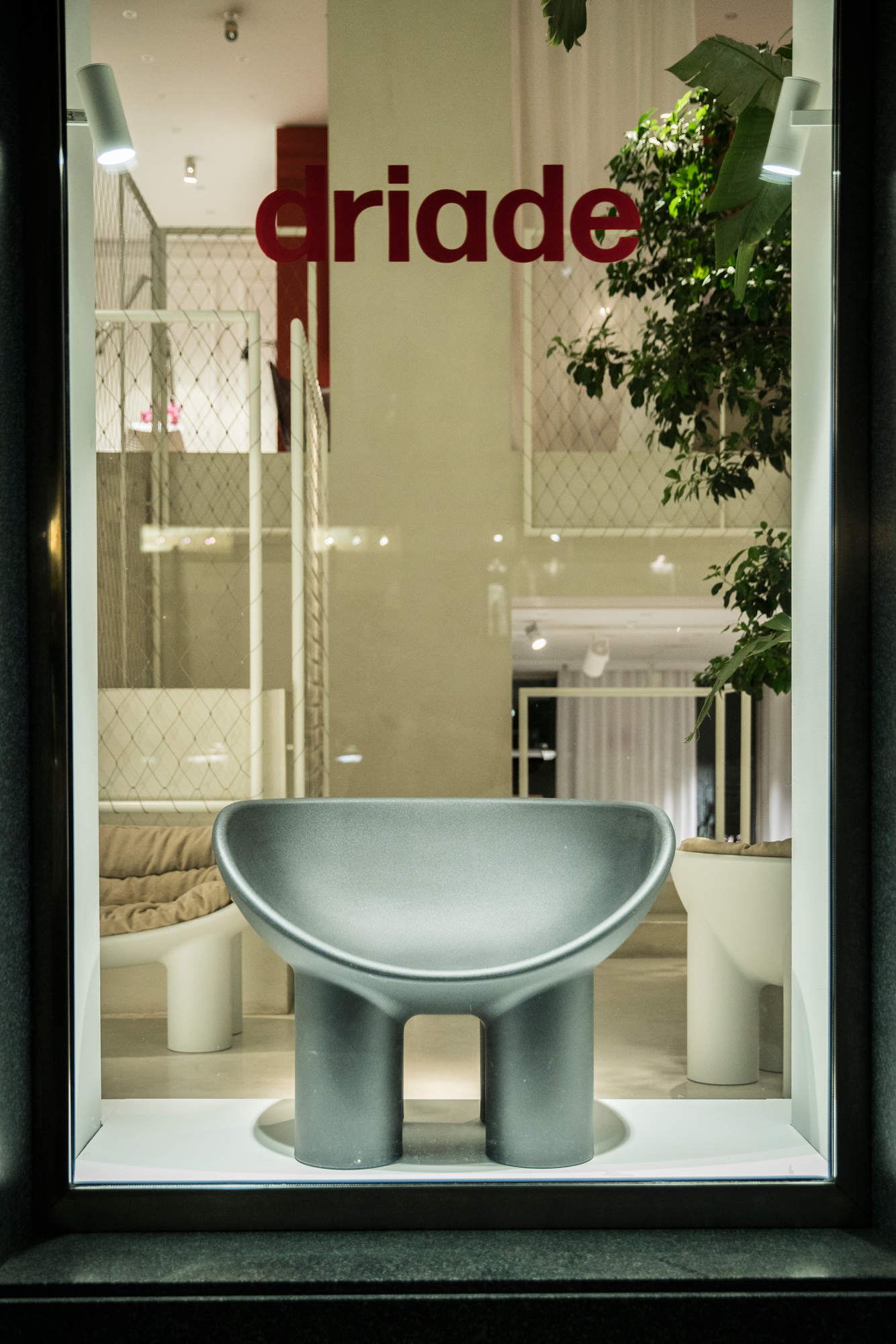 Grauer Roly Poly Sessel von Driade im Schaufenster eines Möbelgeschäfts, modernes Designmöbel.