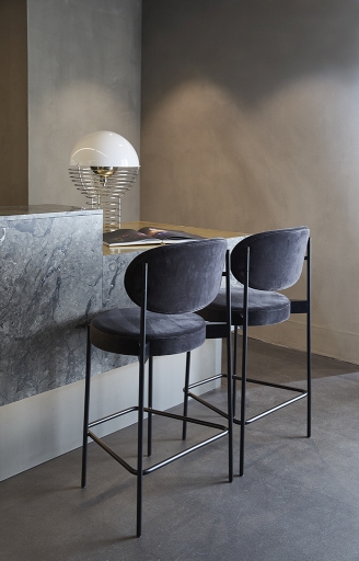 Zwei Series 430 Bar Stool Barhocker 65 cm von Verpan in Grau mit schwarzem Gestell.