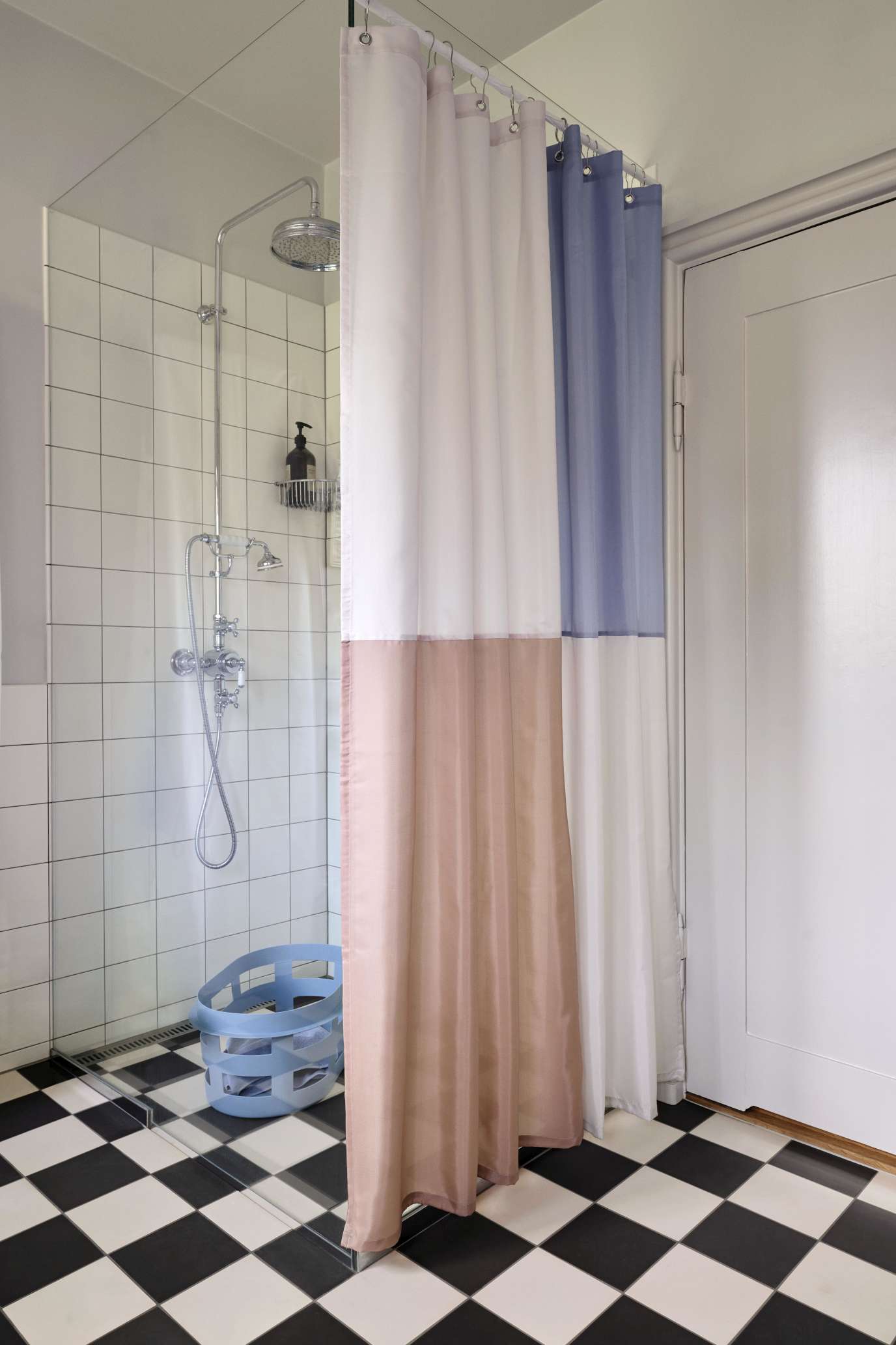 Hellgelber Hay Laundry Basket S RECYCLED Wäschekorb im Badezimmer neben der Dusche. Praktisch und stilvoll.
