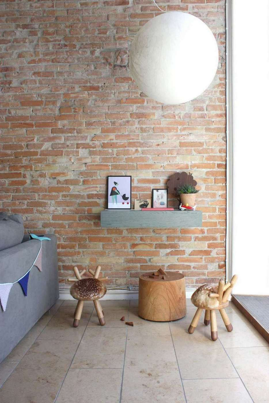 Zwei Bambi Kinderstühle im Kinderzimmer mit Holzbeinen und Reh-Muster, ideal für Kinder.